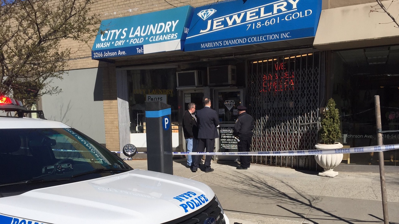 Bronx jewelry store owner shot in stomach during attempted robbery
