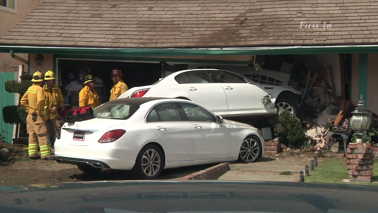 Driver loses control, crashes into garage of La Palma home