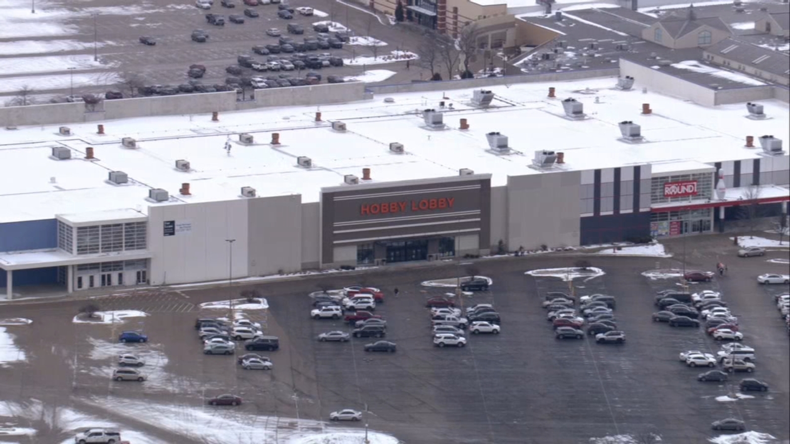 Wisconsin woman randomly crashes into two pedestrians, stabs another person in Gurnee: police