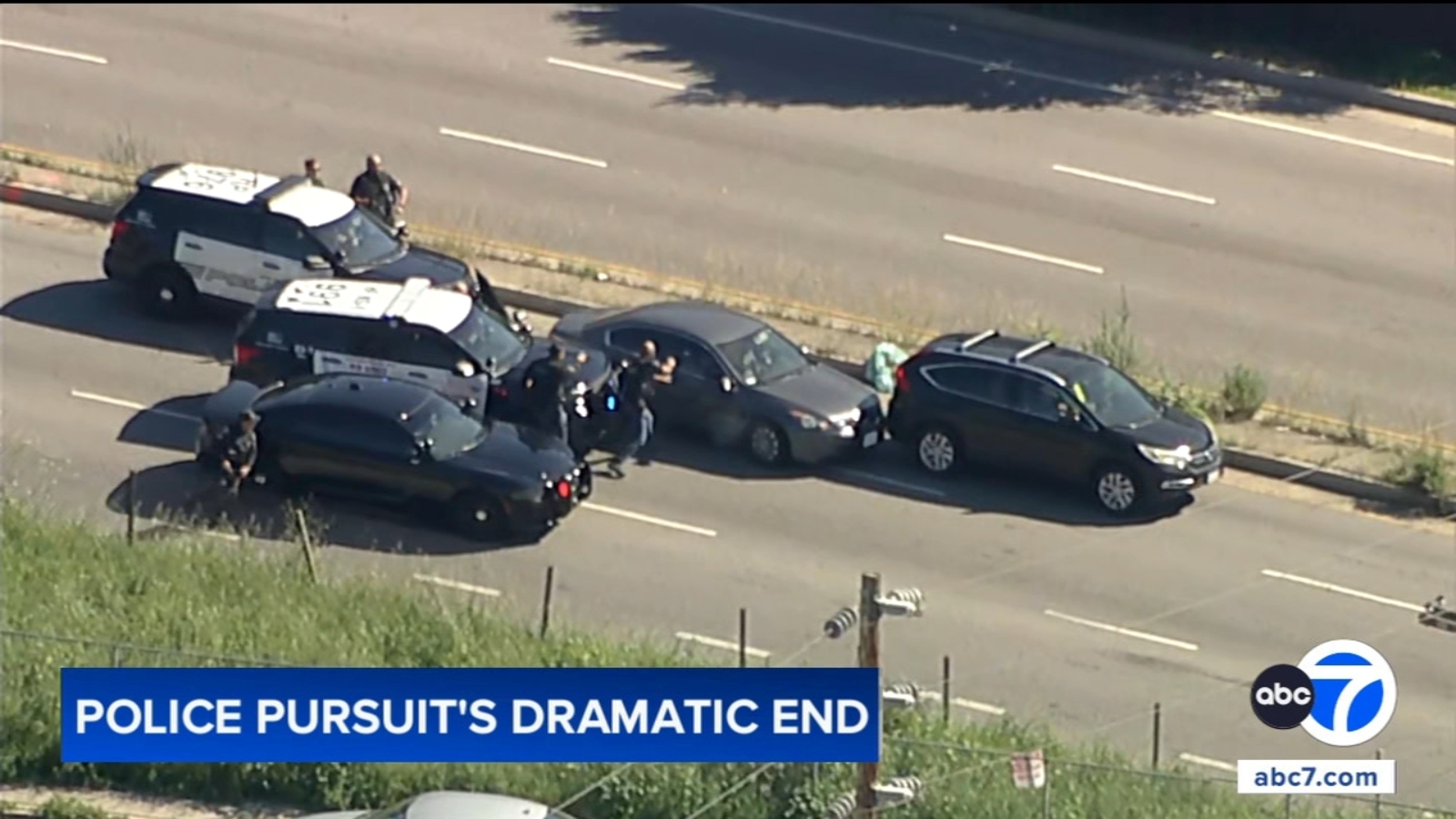 Police chase: Officers drag suspects from reportedly stolen car after ...