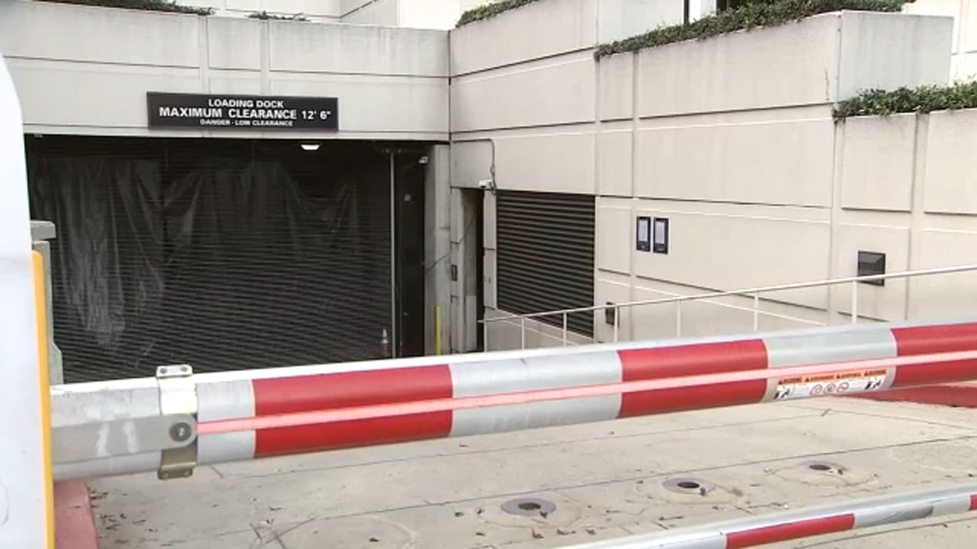 Congress members inspect DTLA ICE facility after troubling reports 