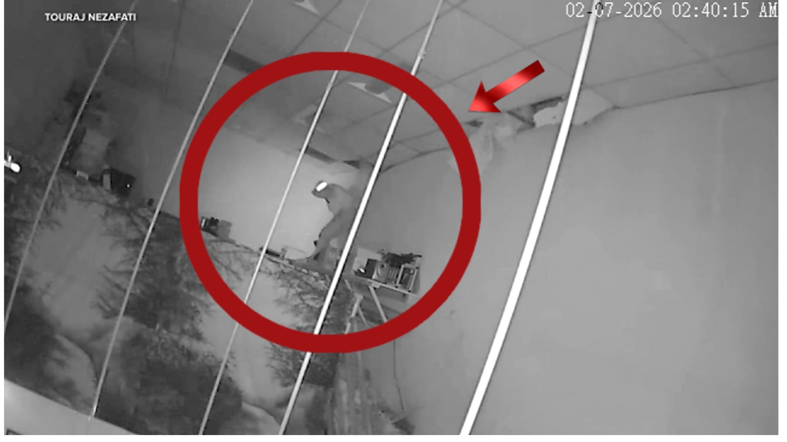 Video shows burglar breaking into Woodland Hills jewelry store through ceiling