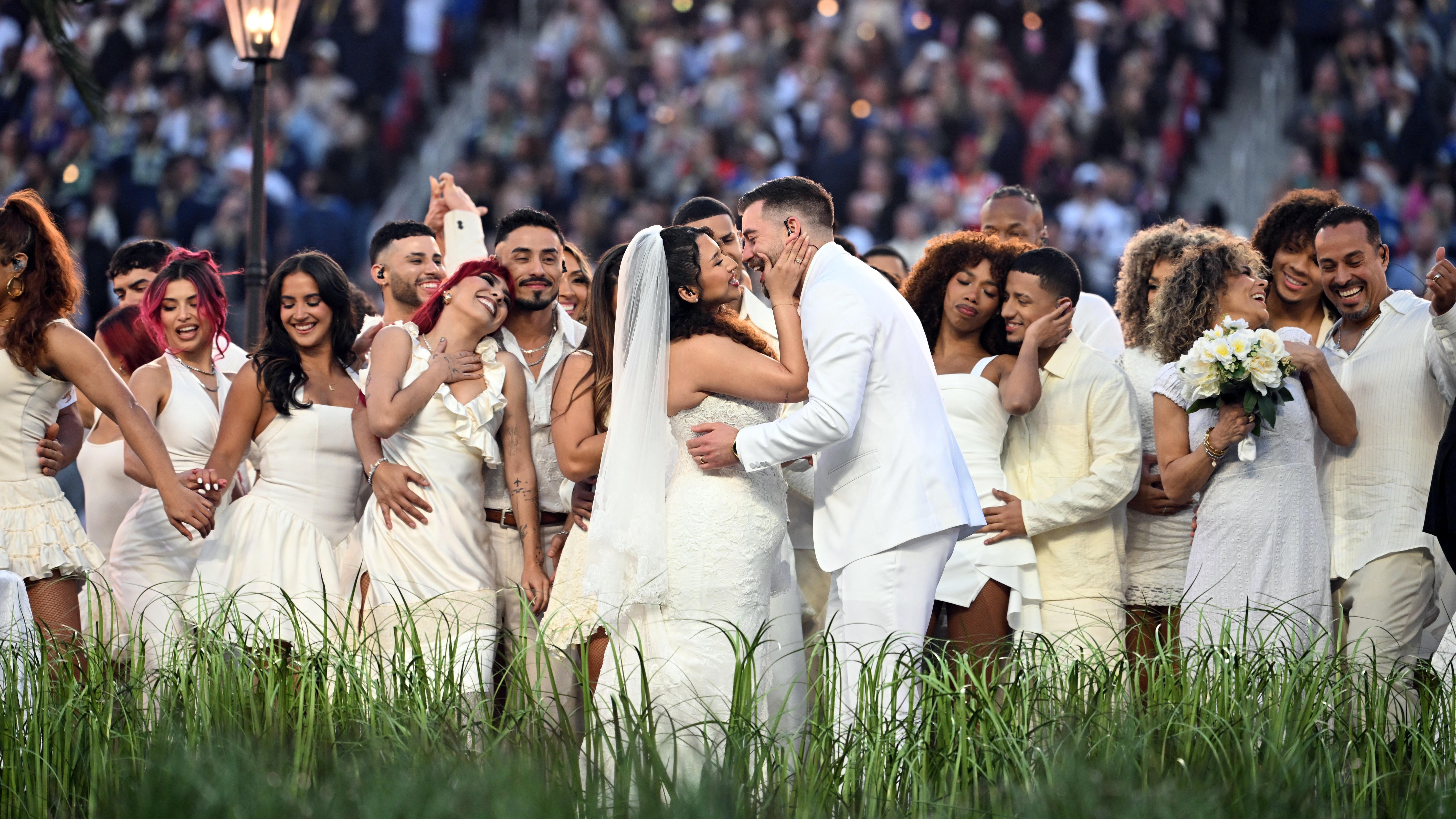 Sí, hubo una boda real durante el espectáculo de medio tiempo del Super  Bowl de Bad Bunny - ABC7 Los Angeles
