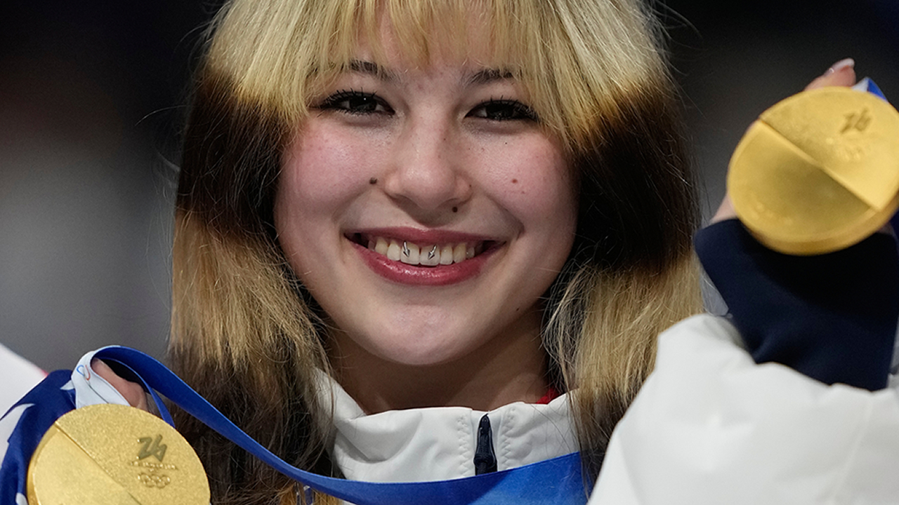 Alysa Liu del Team USA festeggia la sua medaglia d'oro dopo l'evento a squadre di pattinaggio di figura alle Olimpiadi invernali 2026 di Milano, Italia, domenica 8 febbraio 2026. 