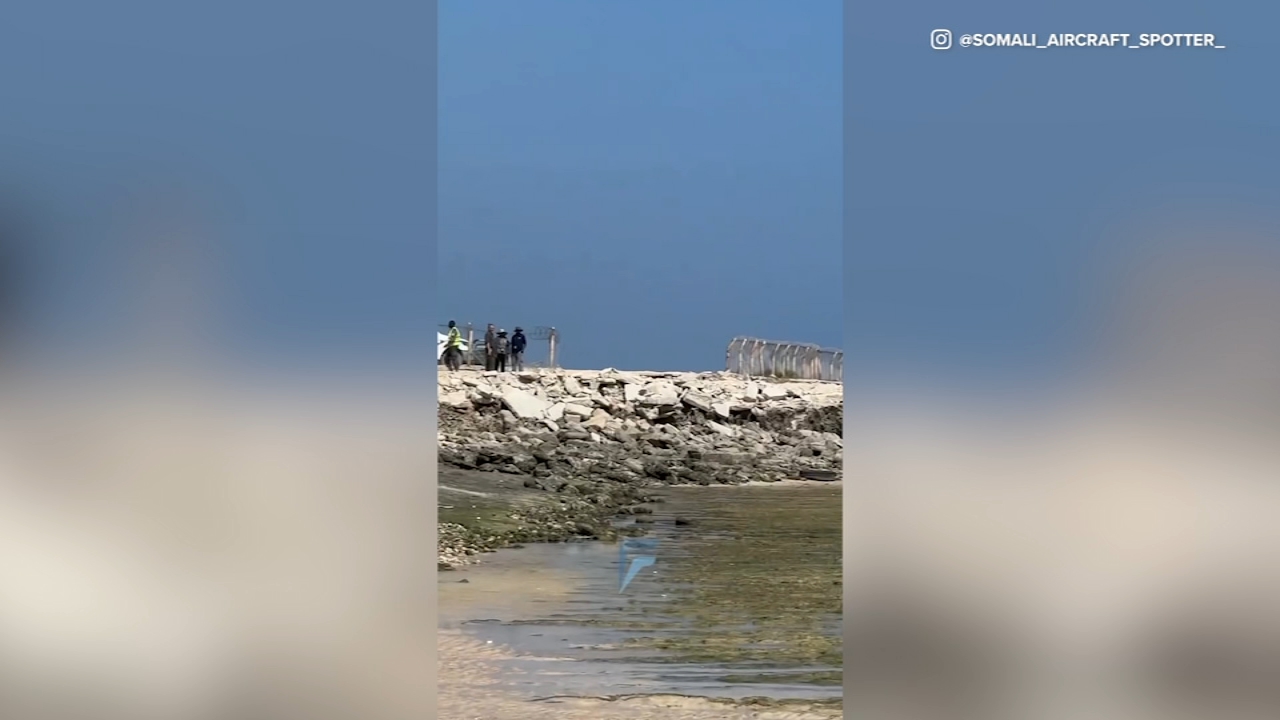 No deaths after plane crashes on beach shore near Somalia airport