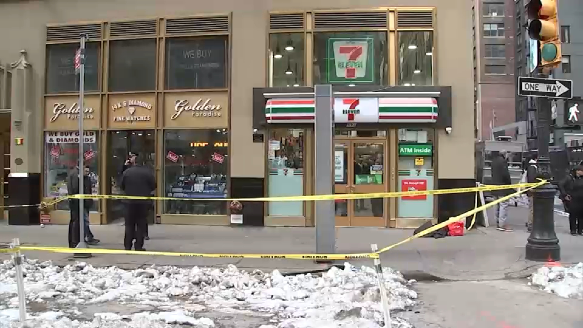 NYPD search for suspect after man killed in shooting inside Midtown 7-Eleven