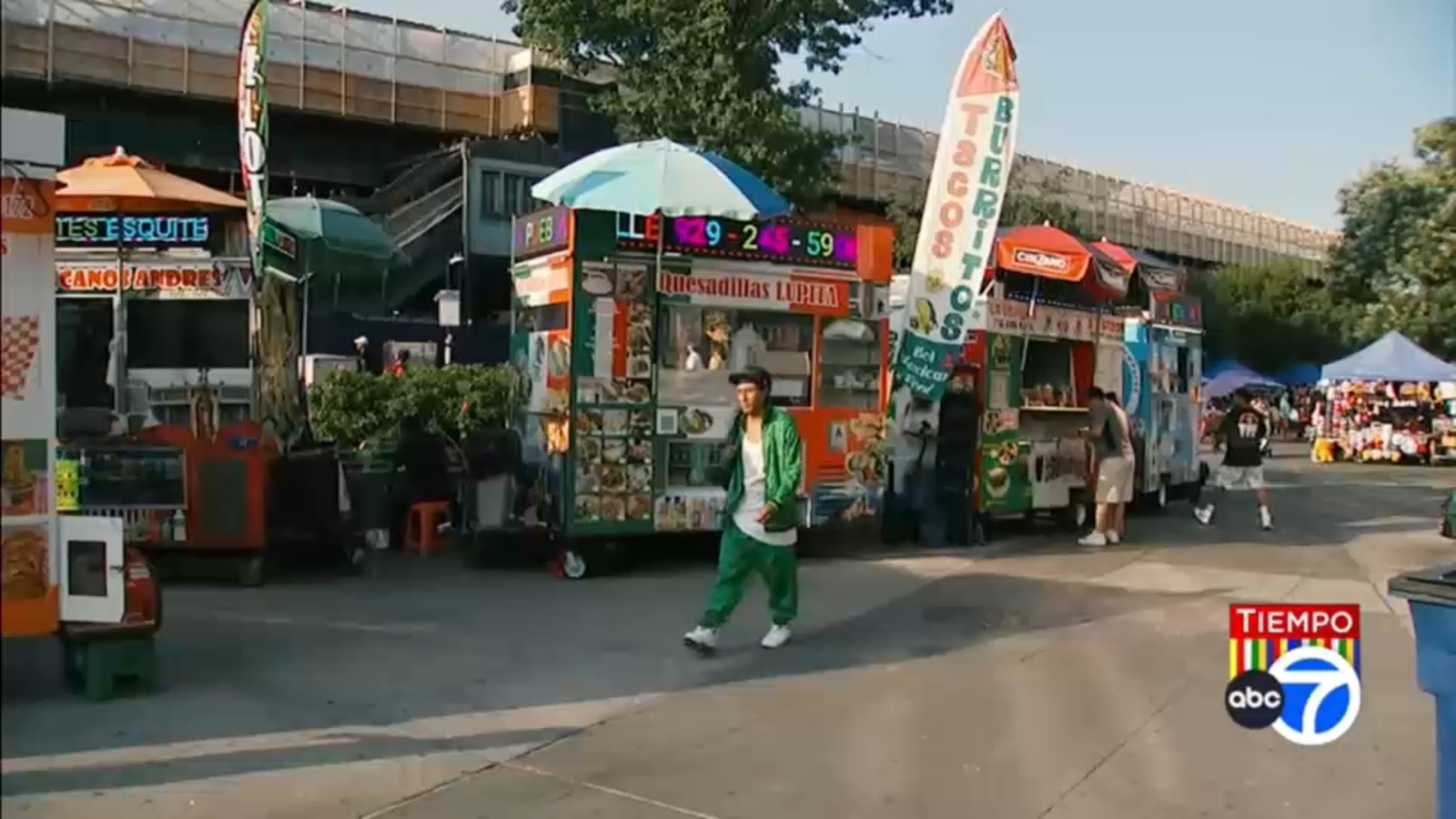 Tiempo: New York City Council passes reform bill to help street vendors obtain license to work