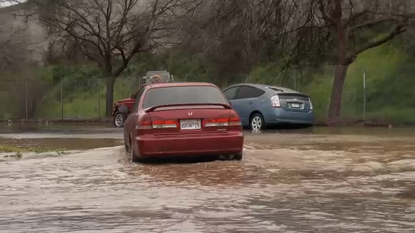 Water main break causes flooding in Central Fresno; surrounding ...