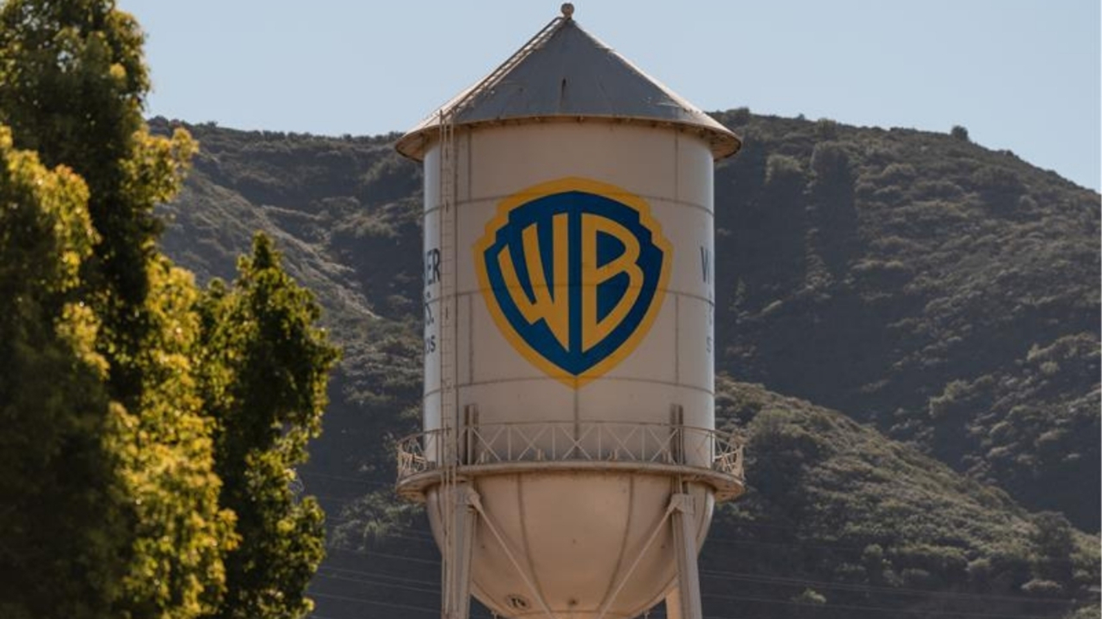 Warner Bros reopens takeover talks with Paramount