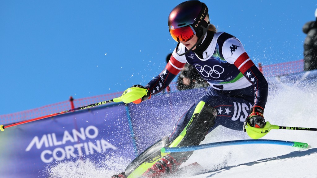 Mikaela Shiffrin degli Stati Uniti sfreccia lungo la pista durante la gara di slalom femminile di sci alpino alle Olimpiadi invernali 2026 di Cortina d'Ampezzo, Italia, mercoledì 18 febbraio 2026.