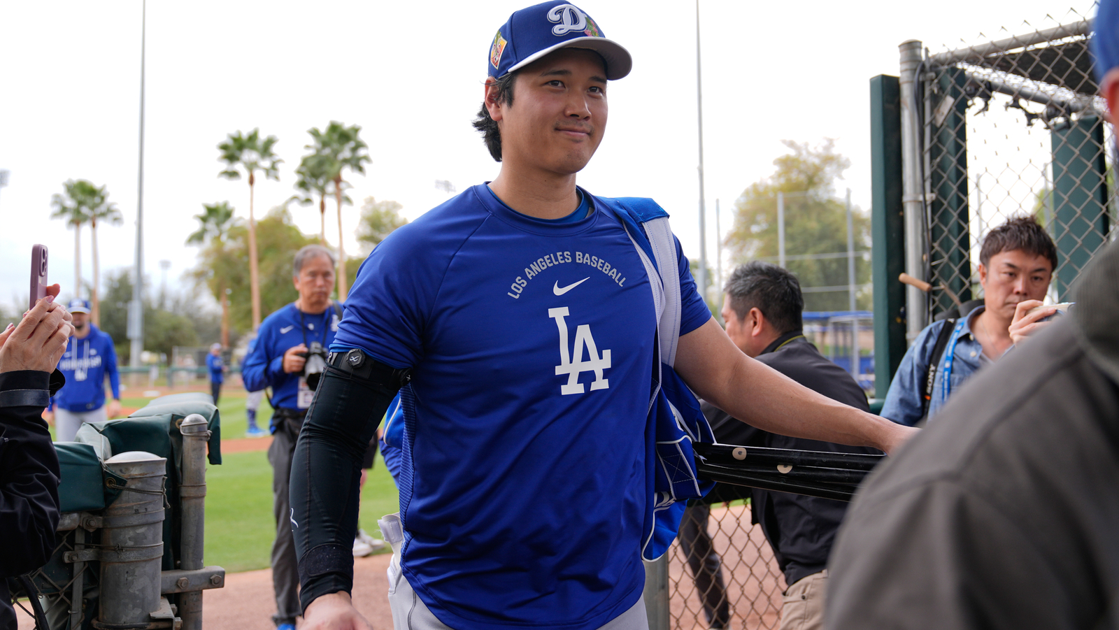 Dodgers begin full-squad workouts in spring training while gearing up for three-peat run