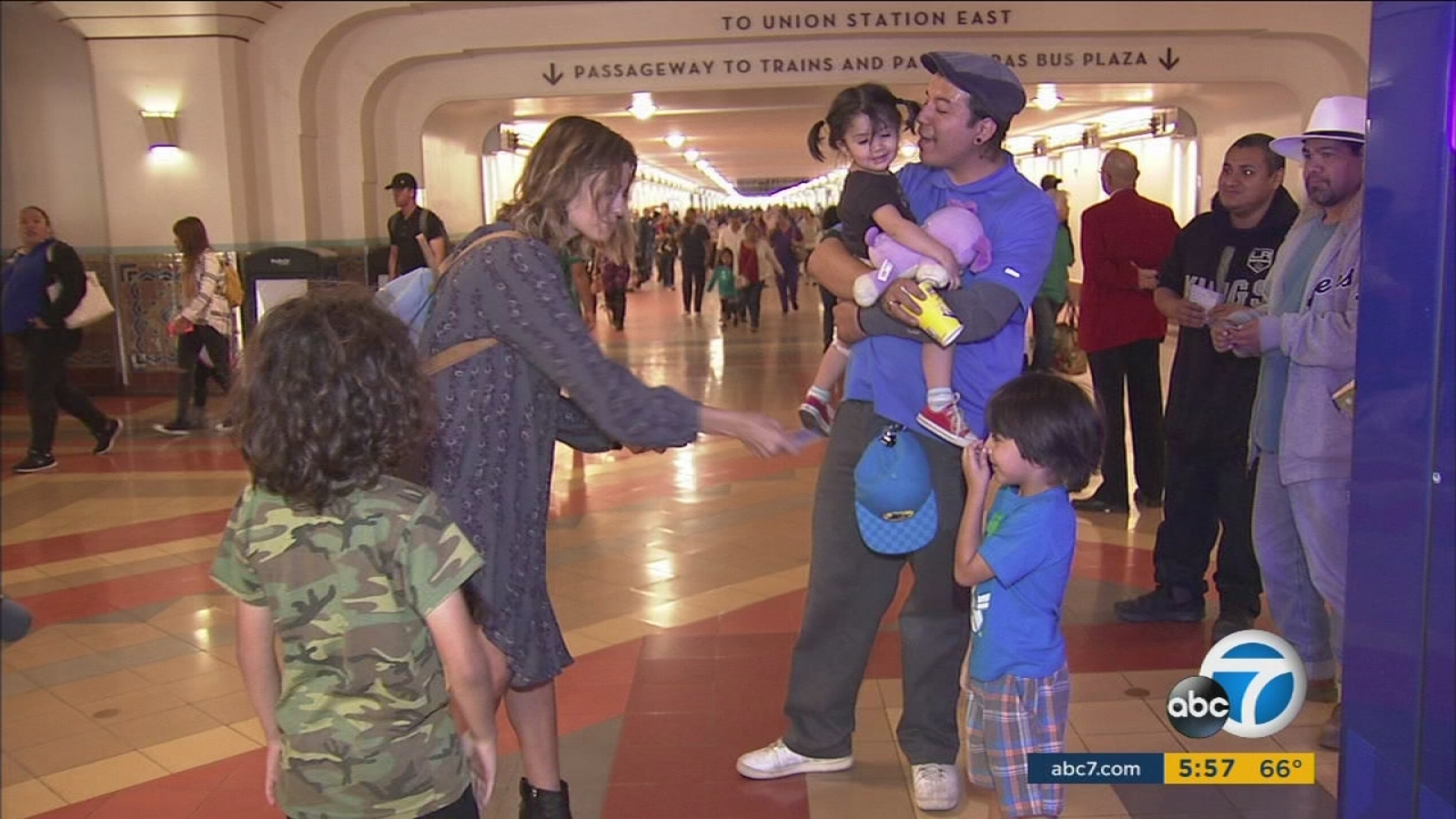 Nonprofit gives out free 10 Metro tap cards in effort to 'pay it