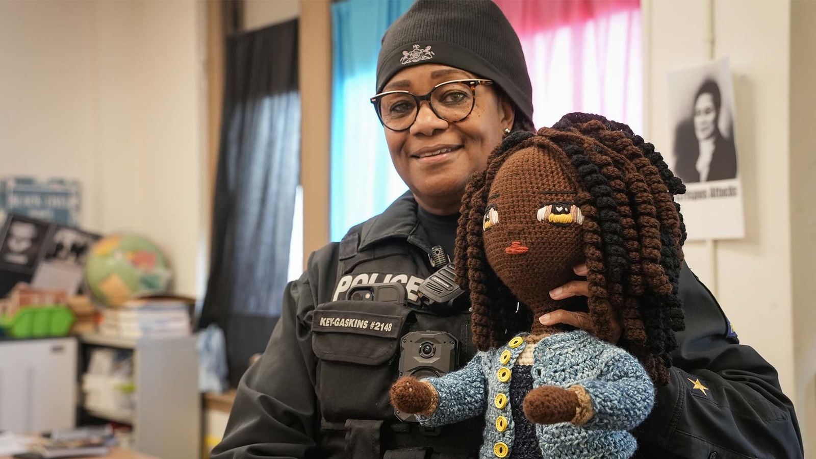 Temple police officer inspires students with crochet skills - 6abc ...