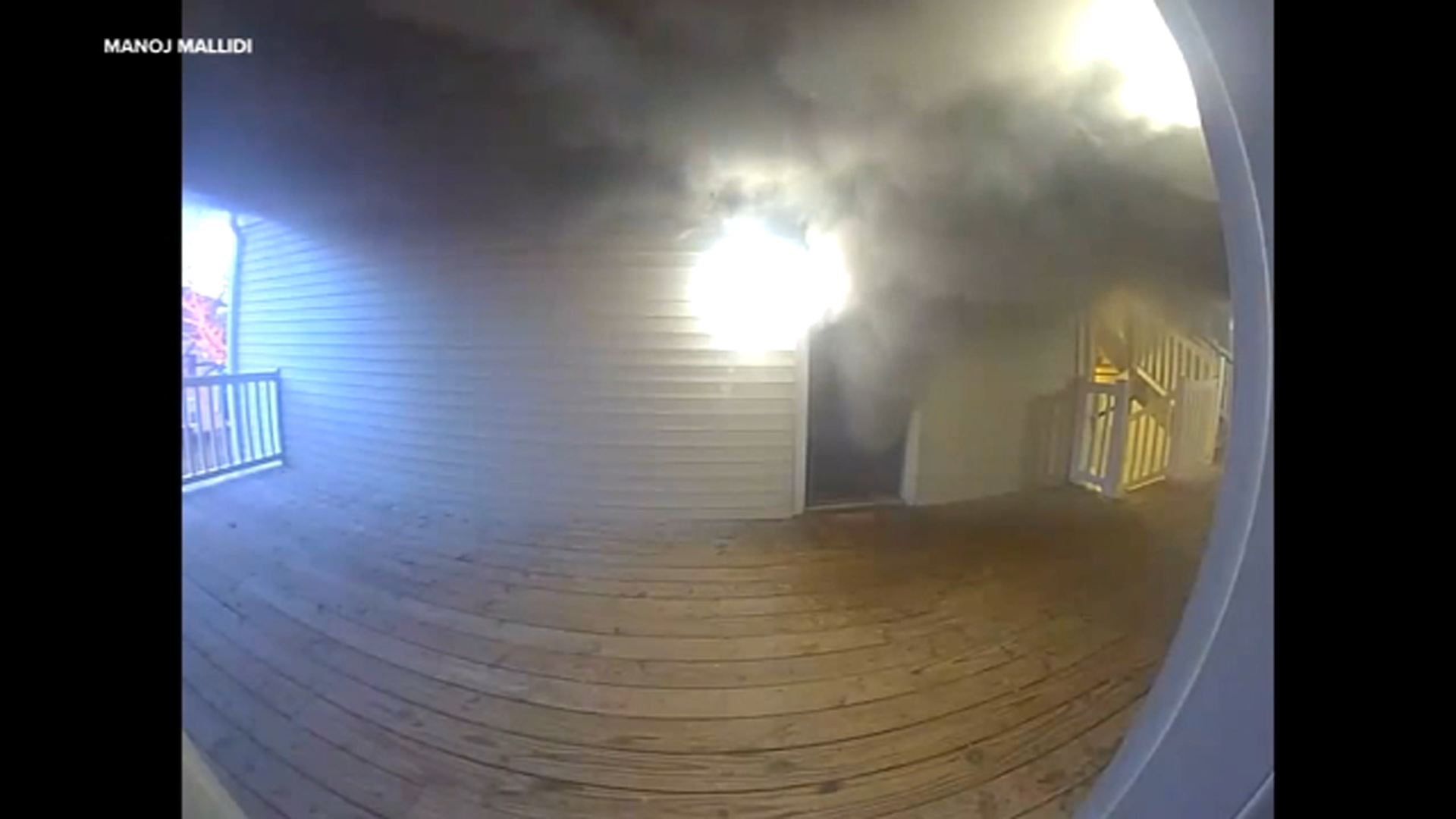 Nel video del campanello di Manoj Mallid, si vede il fumo che inizia a fuoriuscire dall'edificio.