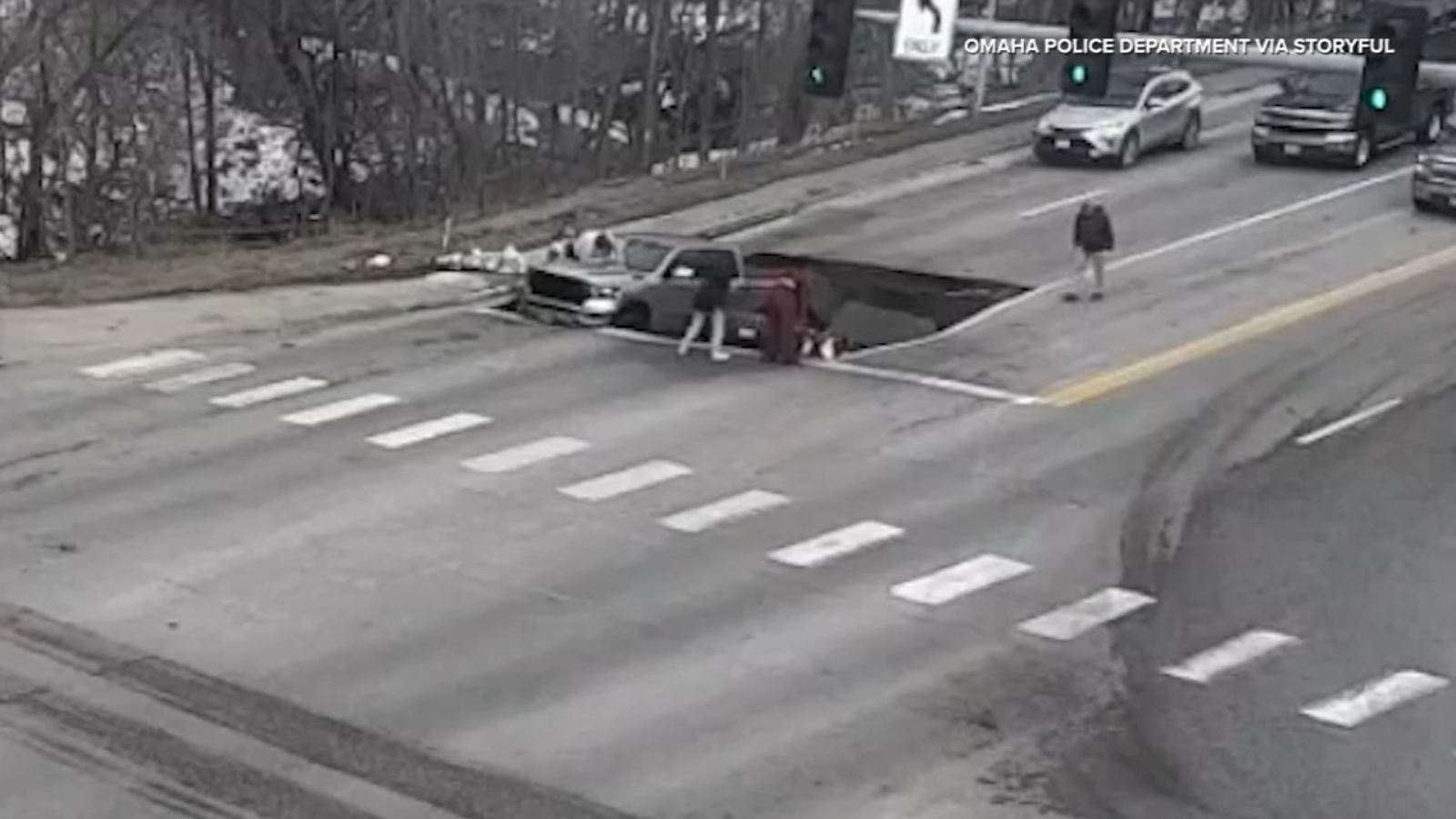 Video shows sinkhole swallowing cars at traffic light in Nebraska