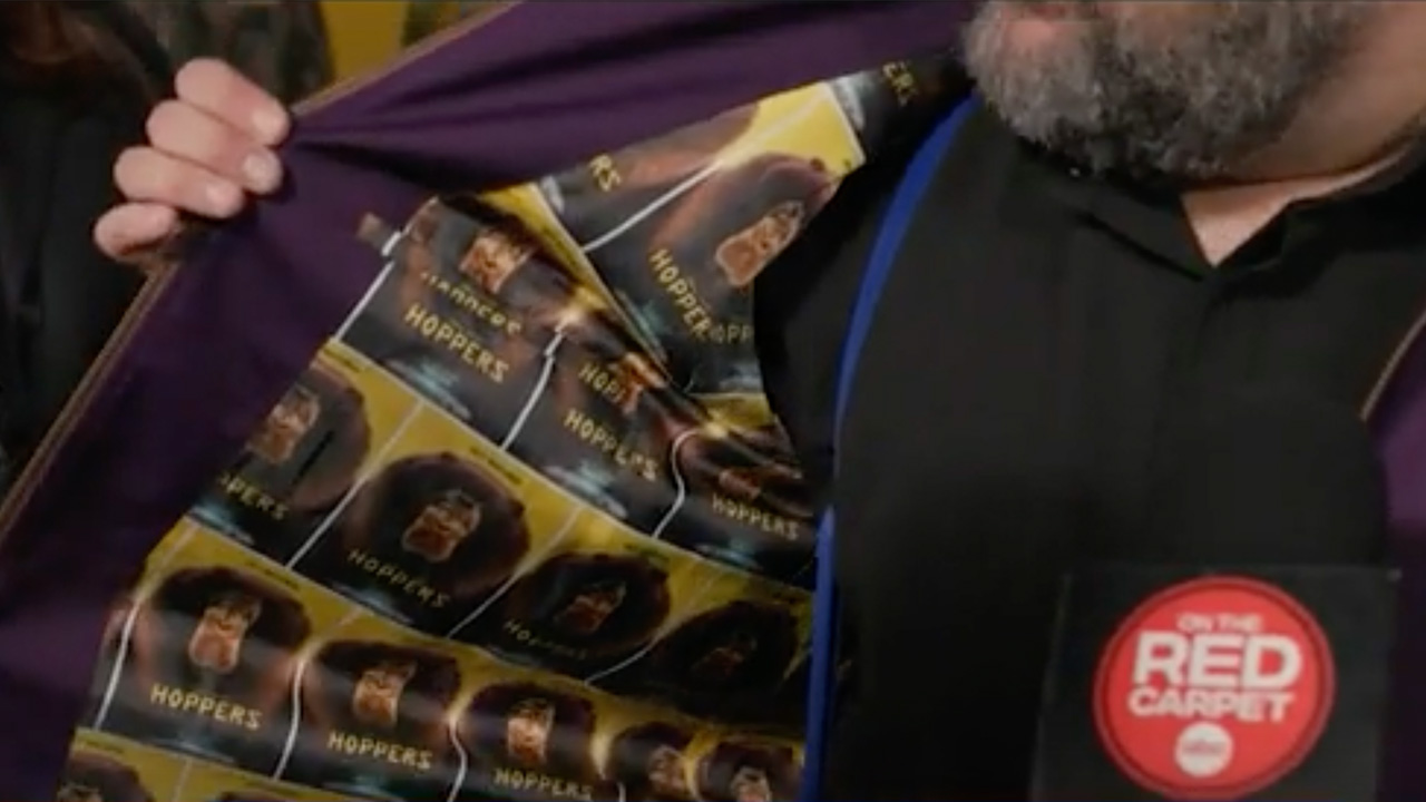 L'attore Bobby Moynihan, che interpreta Re Giorgio nel nuovo film "tramogge," Mostra la fodera della sua giacca alla première mondiale del film a Hollywood, California, il 23 febbraio 2026.