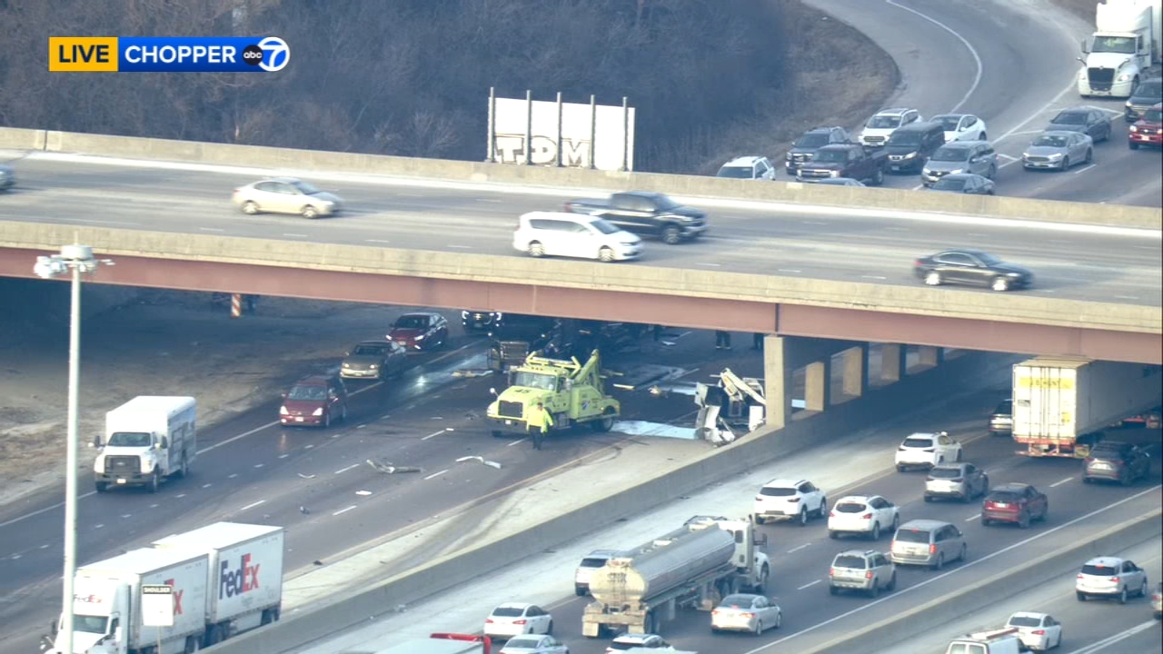 The crash shut down most lanes of I-55 on Thursday morning.