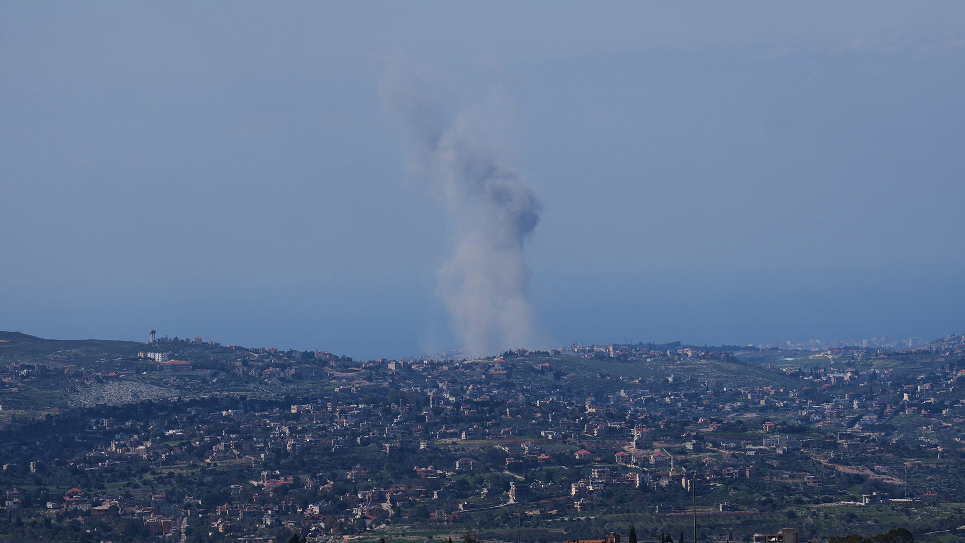 Una columna de humo se eleva desde el lugar de un bombardeo israelí en el sur del Líbano, el 2 de marzo del 2026. (AP foto/Ariel Schalit)