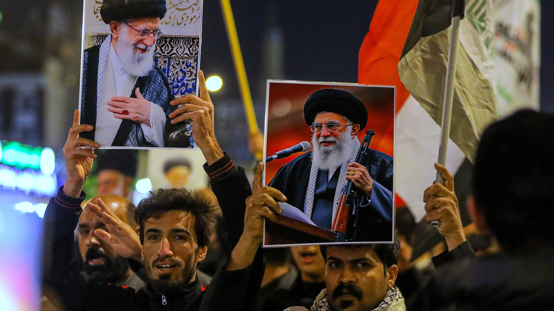 Chiíes iraquíes sostienen imágenes del líder supremo iraní, el ayatolá Alí Jamenei, que murió por un ataque de EEUU, en un funeral simbólico en Najaf, Irak, el 1 de marzo de 2026.