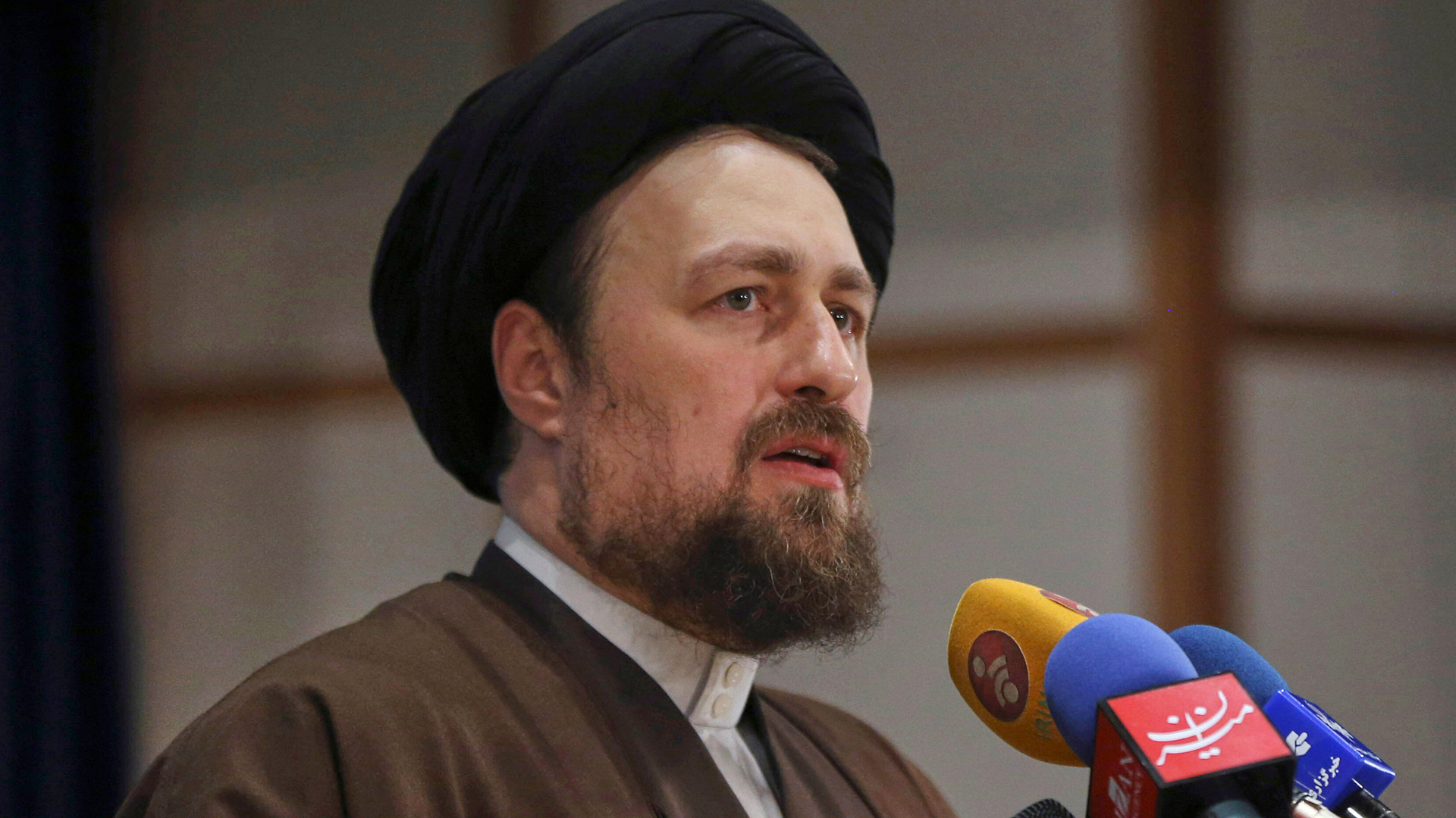 ARCHIVO - Hassan Jomeini, nieto del ayatolá Ali Jomeini, habla en la sede del Ministerio del Interior en Teherán, Irán, el 18 de diciembre de 2015 (Foto AP/Vahid Salemi)