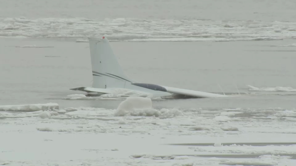 Plane makes emergency landing in Hudson River; 2 swim to safety