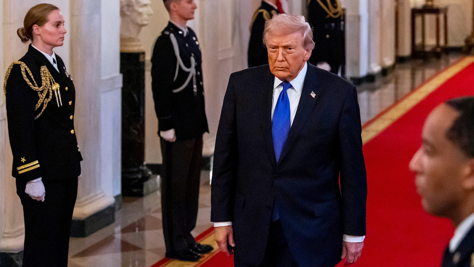 El presidente Donald Trump llega a la ceremonia de entrega de una Medalla de Honor en la Sala Este de la Casa Blanca, el 2 de marzo de 2026, en Washington. (AP Foto/Alex Brandon)