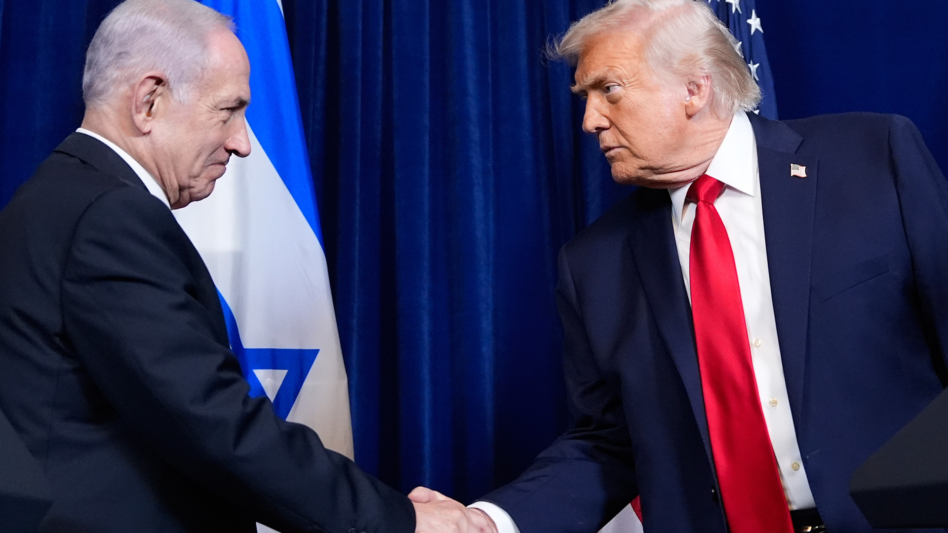 ARCHIVO - El presidente de Estados Unidos, Donald Trump, estrecha a mano del primer ministro israelí, Benjamin Netanyahu, el 29 de diciembre de 2025, en Palm Beach, Florida.