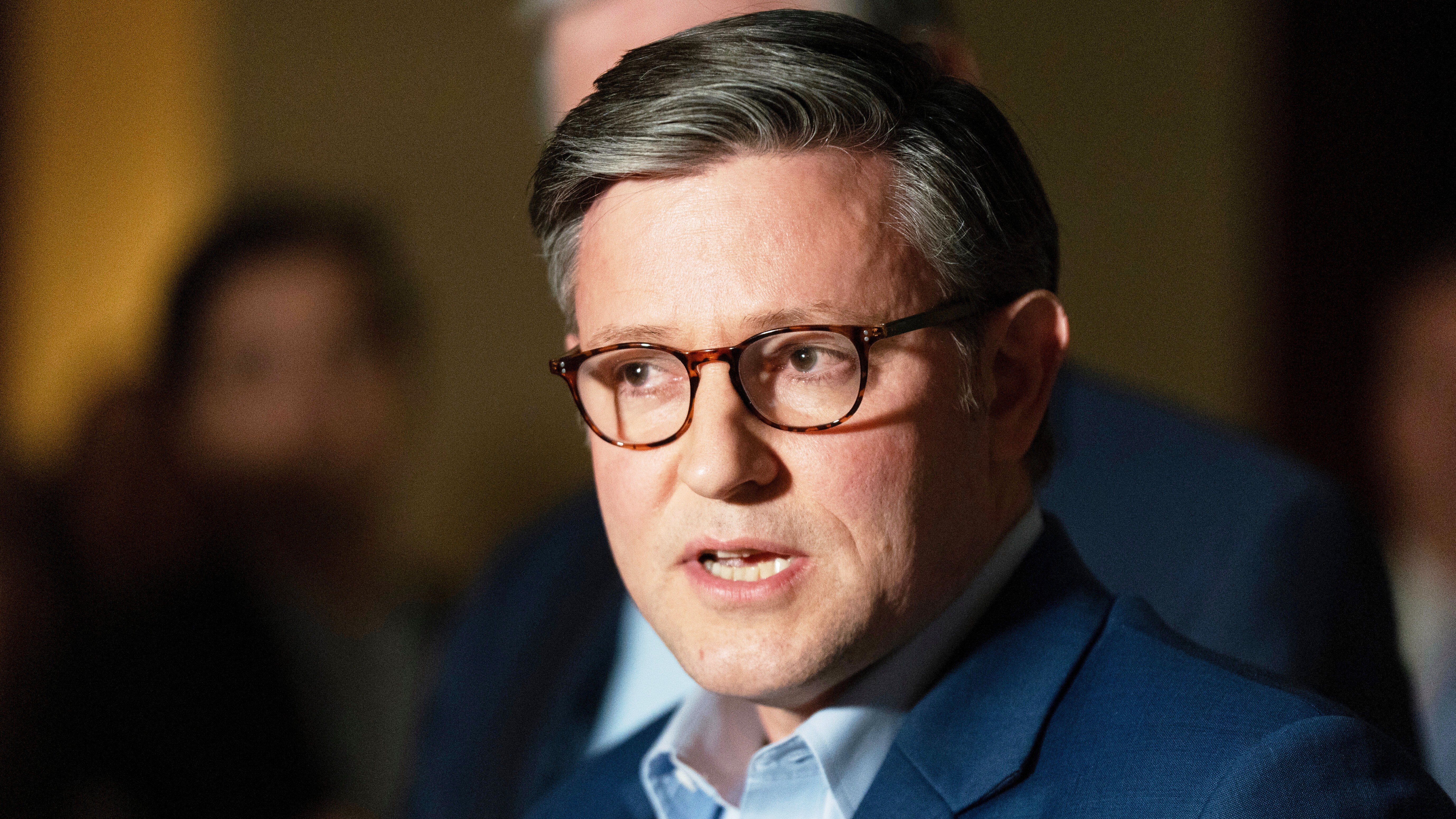 Mike Johnson, de Luisiana, habla con reporteros tras un Comité de Inteligencia del Senado y la Cámara sobre la guerra en Irán en el Capitolio, Washington, el 2 de marzo de 2026.