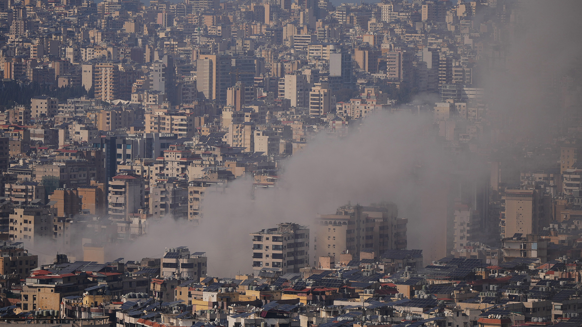 El humo se eleva tras un ataque aéreo israelí en Dahiyeh, en el sur de Beirut, Líbano, el 3 de marzo de 2026. (Foto AP/Hassan Ammar)