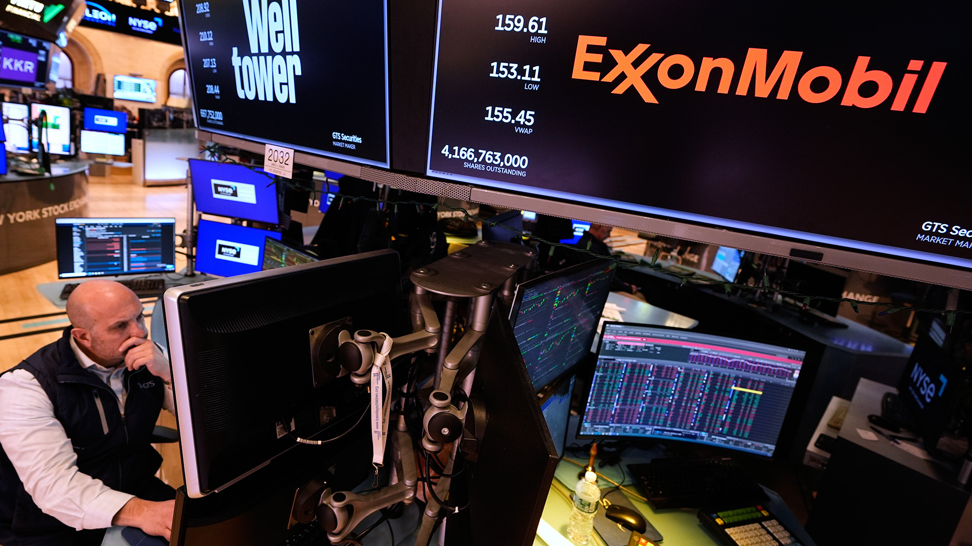 Un logotipo de ExxonMobil en una pantalla en sede de la Bolsa de Nueva York, el 2 de marzo de 2026. (Foto AP/Seth Wenig)