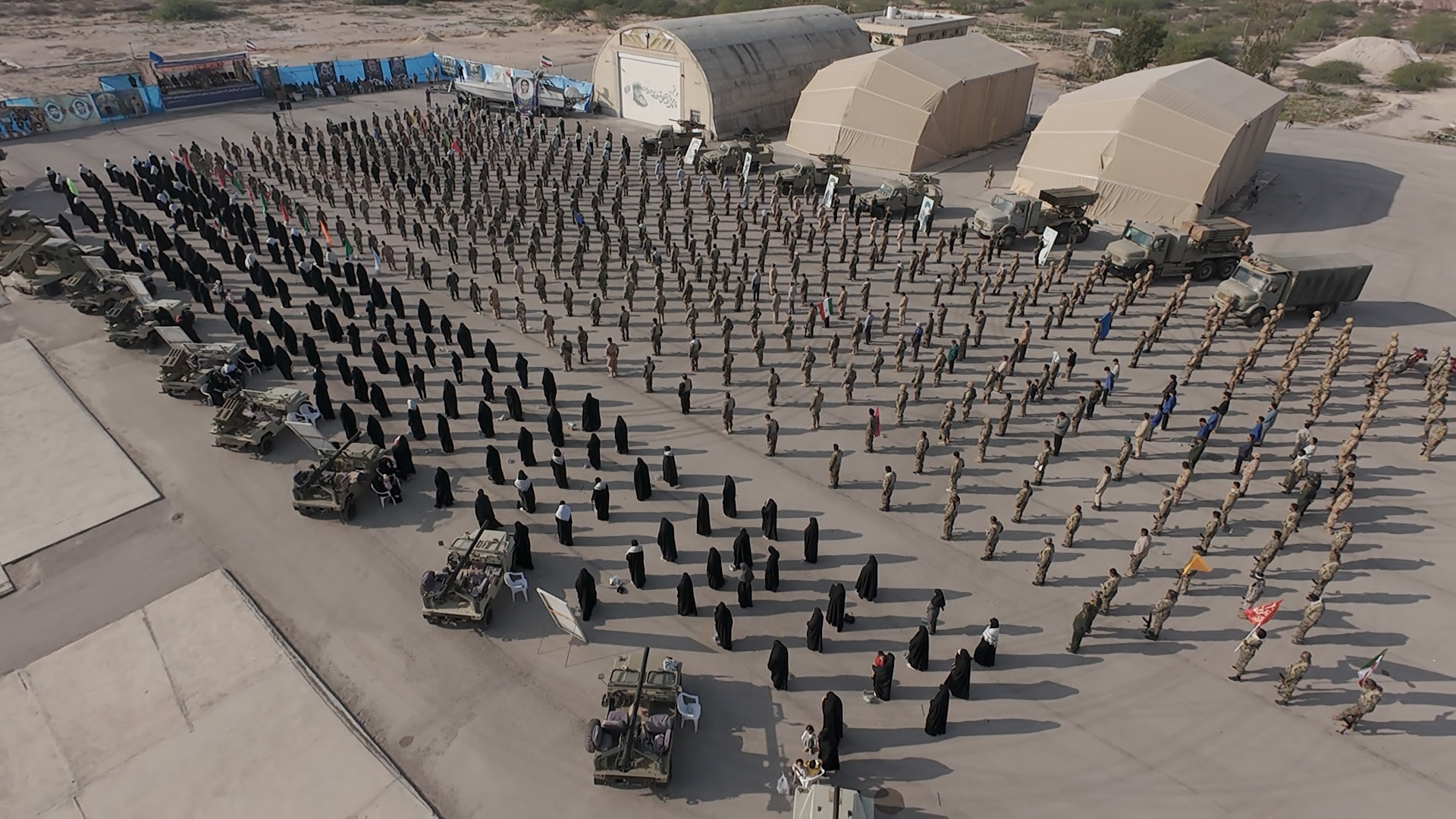 En la imagen, proporcionada por Sepahnews de la Guardia Revolucionaria de Irán, se ven a soldados durante el ejercicio de la guardia en el golfo Pérsico, el 16 de febrero de 2026.