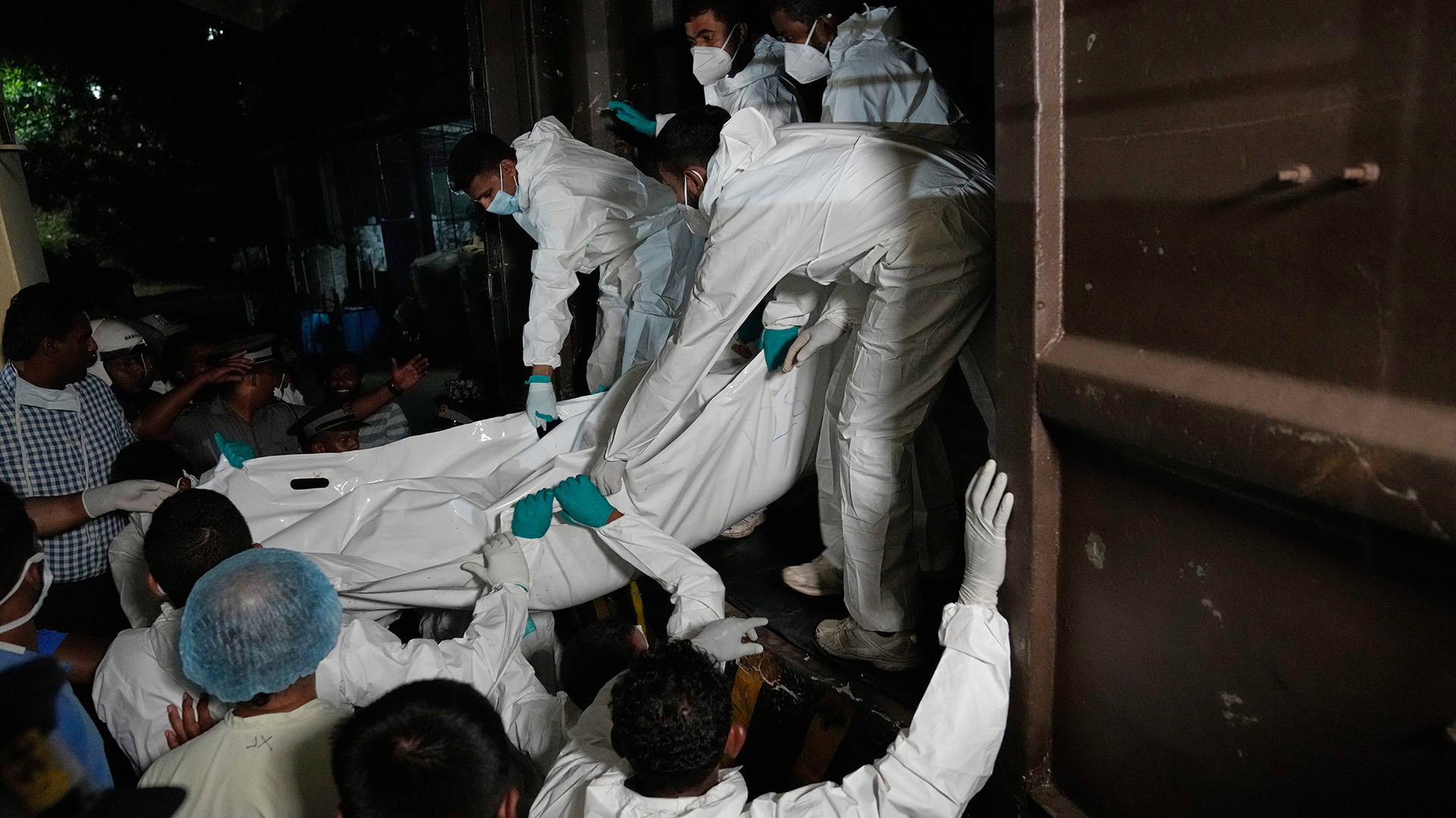 Trabajadores sanitarios descargan los cuerpos de marineros iraníes muertos cuando su buque de guerra fue hundido por un torpedo estadounidense en Sri Lanka, el 4 de marzo de 2026.