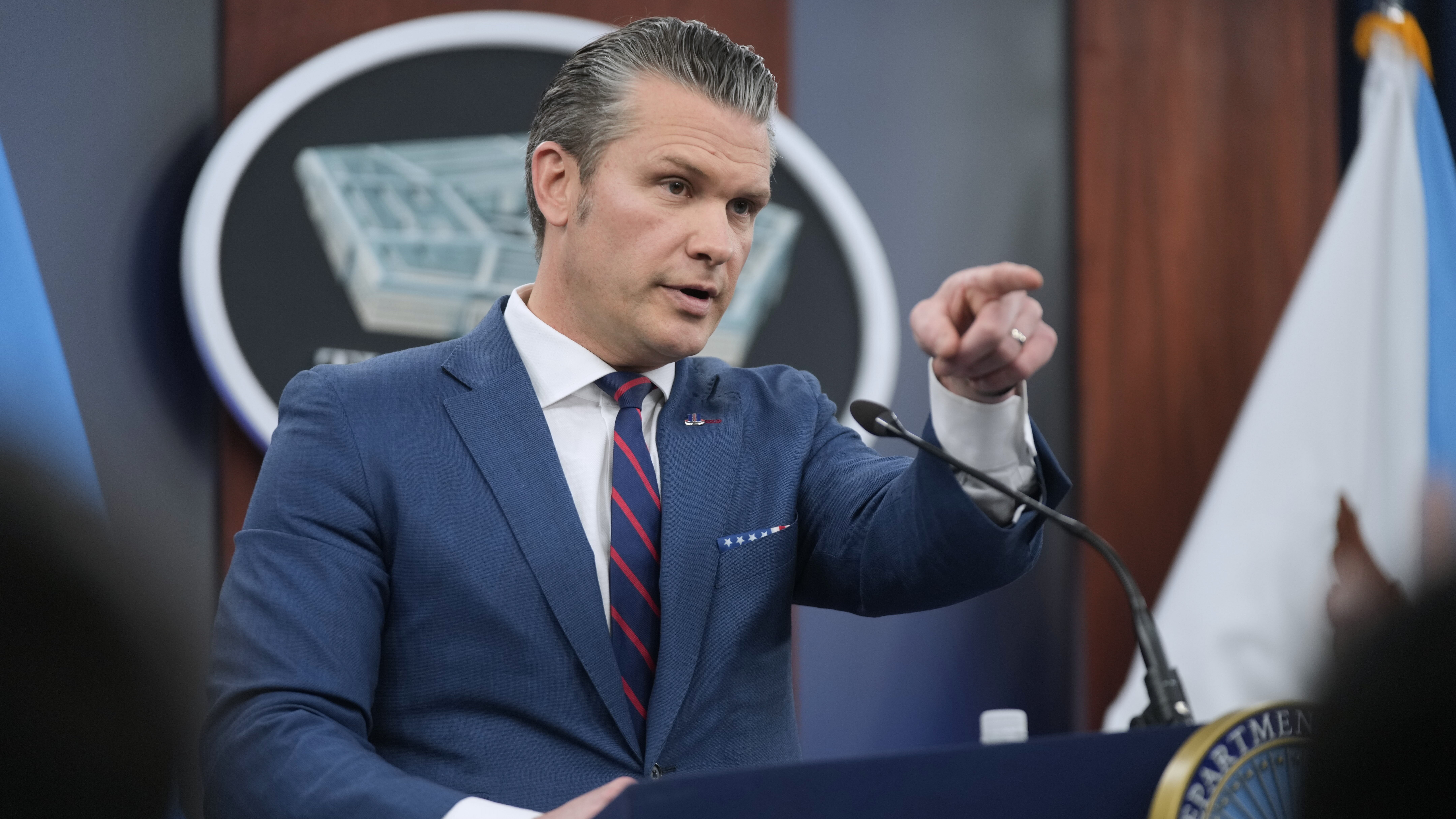 El secretario de Defensa Pete Hegseth durante una rueda de prensa en el Pentágono, el lunes 2 de marzo de 2026, en Washington. (AP Photo/Mark Schiefelbein)