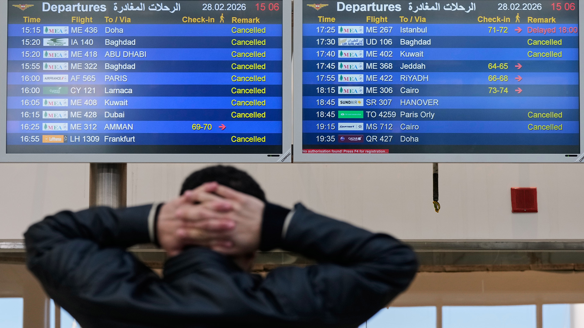 Un viajero consulta las pantallas de salida ante la cancelación de muchos vuelos, en el Aeropuerto Internacional Rafik Hariri en Beirut, Líbano, el 28 de febrero de 2026.