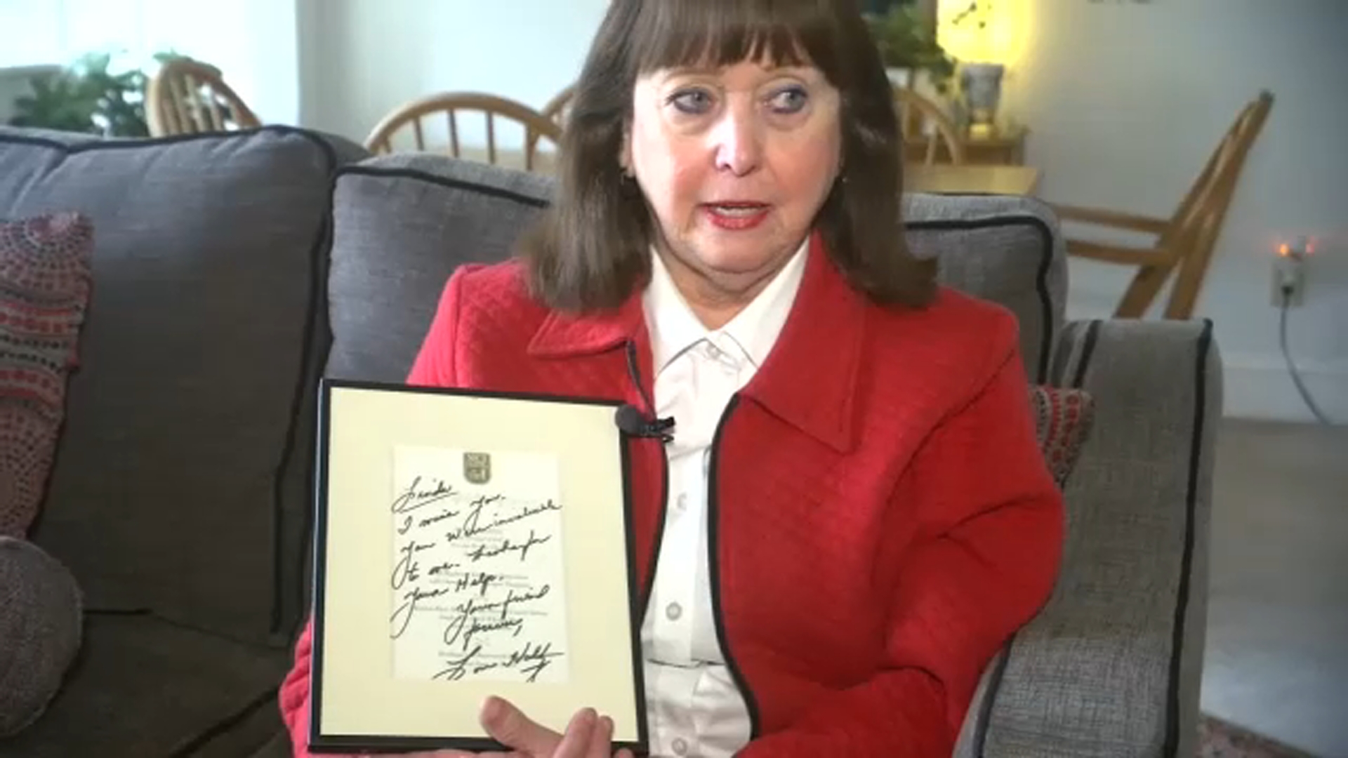 Linda Archer le mostra il biglietto personale di Lou Holtz.