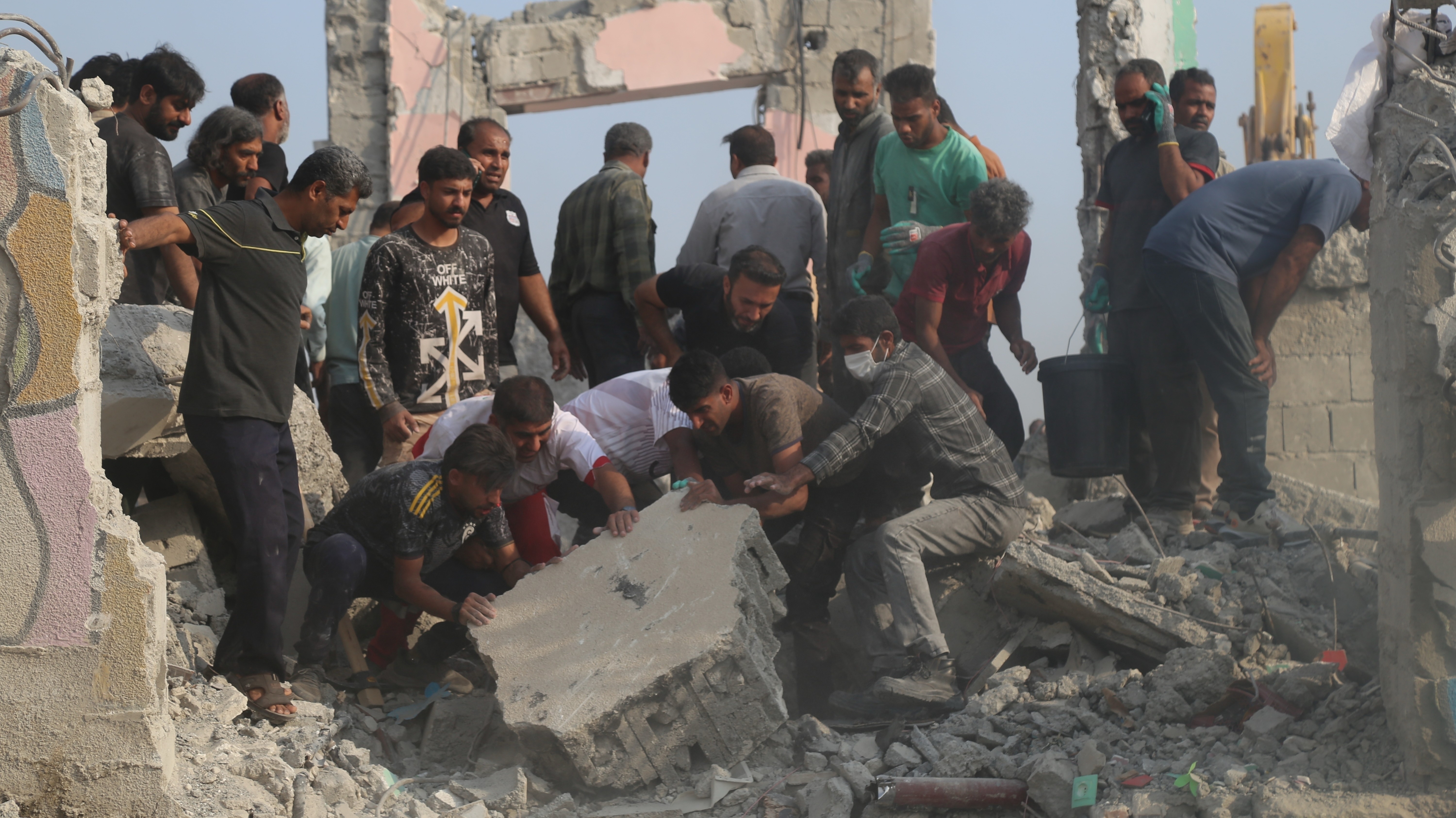 Rescatistas y residentes buscan entre los escombros tras lo que iraníes describieron como un ataque de Estados Unidos e Israel contra una escuela primaria, el 28 de febrero de 2026
