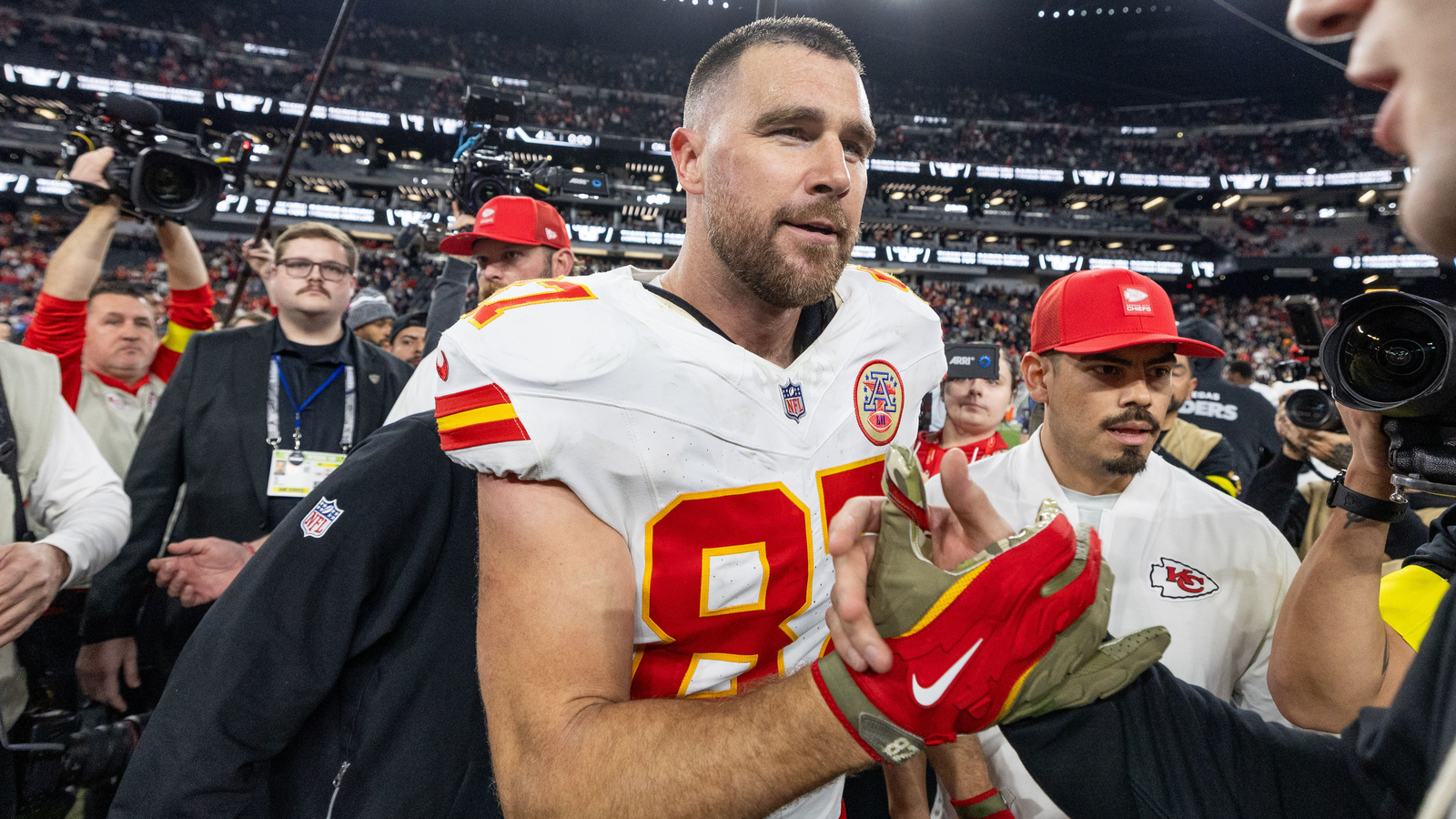 Travis Kelce expected to return to Kansas City Chiefs, sources say