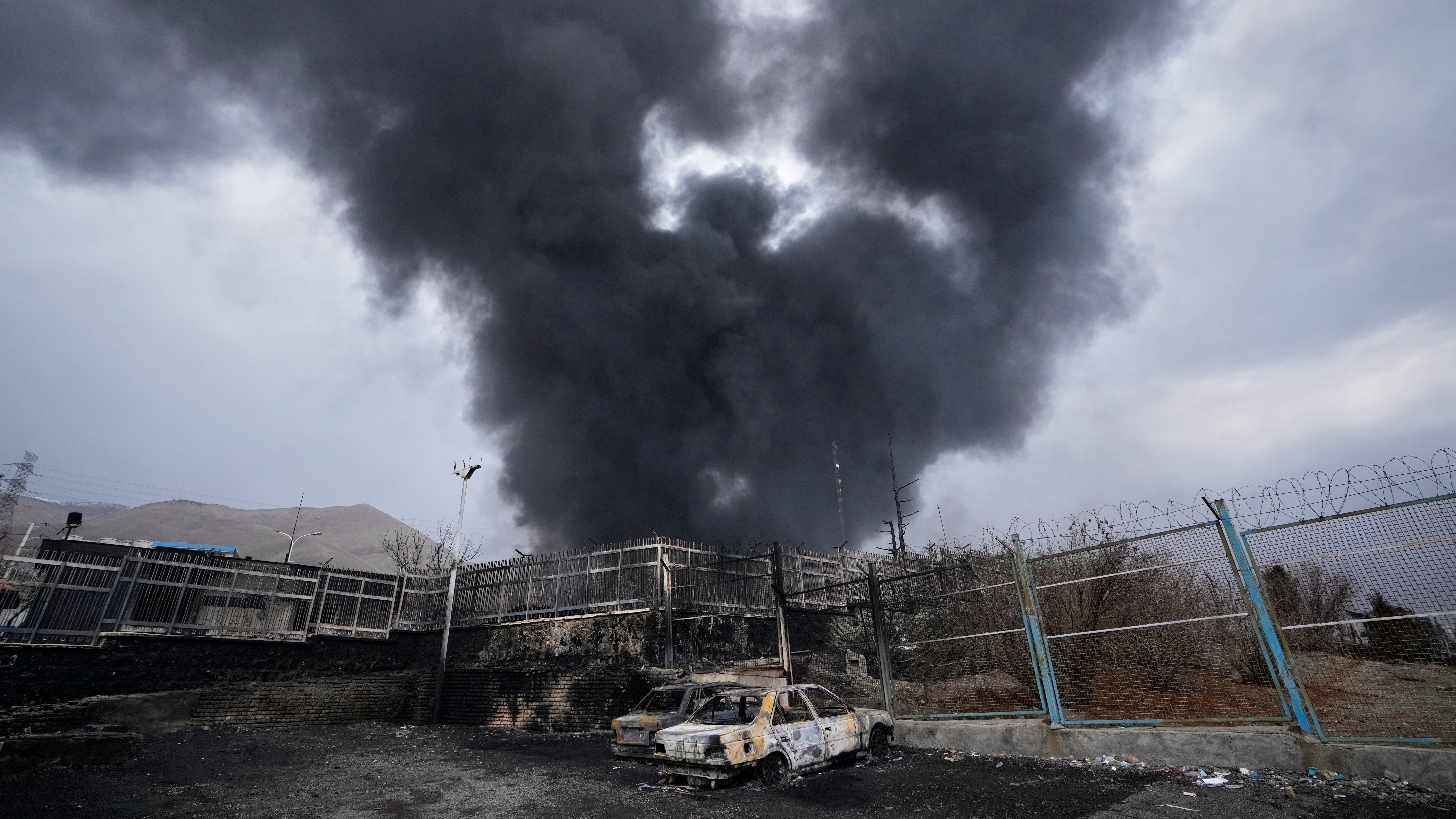 Una densa columna de humo se eleva desde una instalación de petróleo afectada el 7 de marzo por un ataque estadounidense-israelí, el 8 de marzo de 2026, en Teherán, Irán.