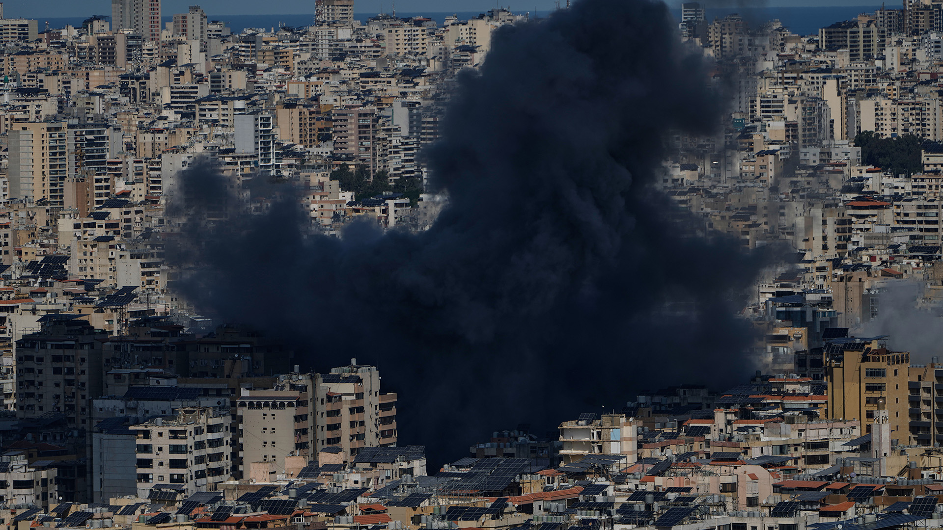 El humo se eleva tras un ataque aéreo israelí en Dahiyeh, un suburbio al sur de Beirut, Líbano, el lunes 9 de marzo de 2026. (AP Foto/Bilal Hussein)