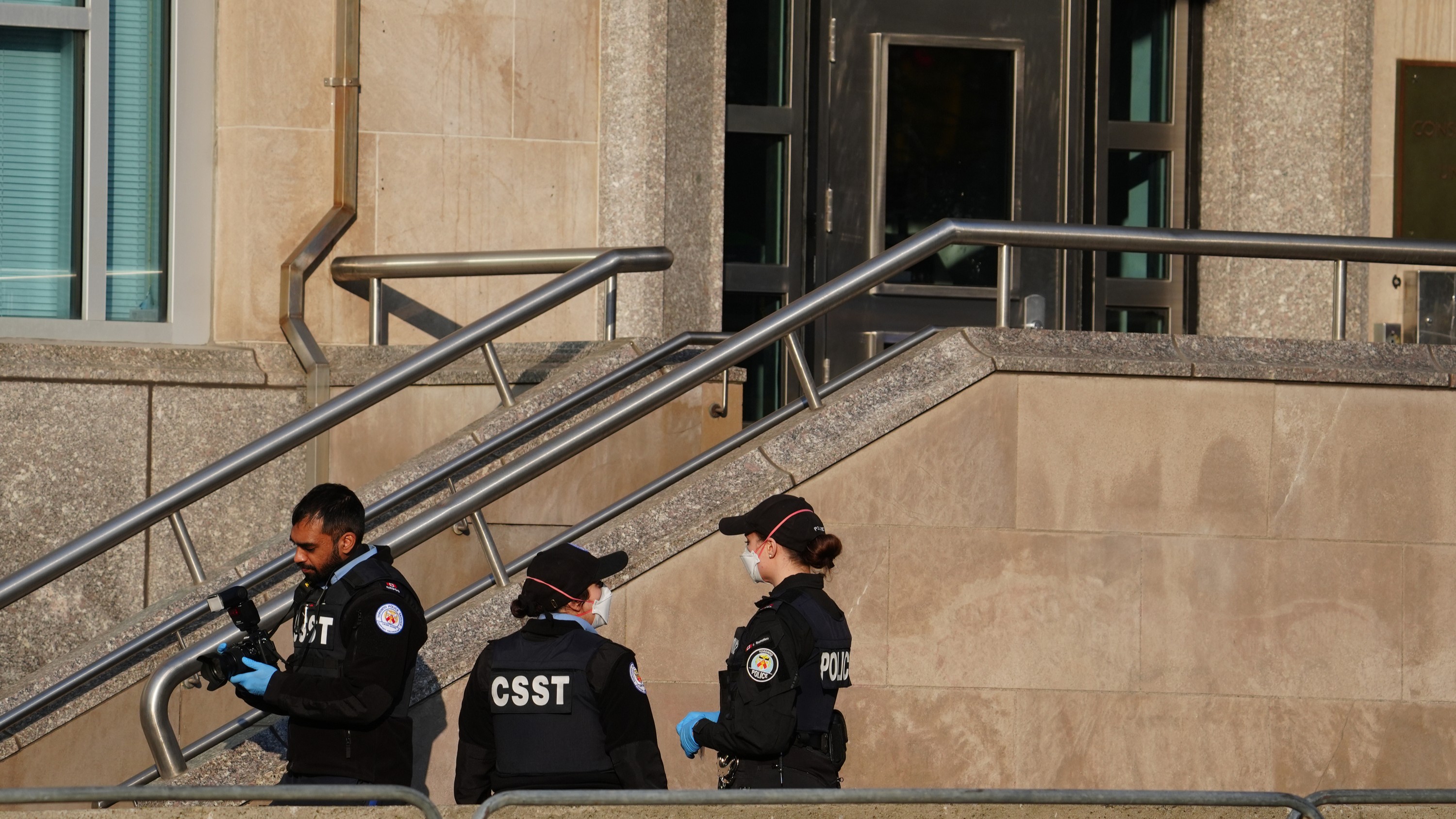 La policía canadiense investiga en los predios del consulado estadounidense en Toronto el 10 de marzo del 2026. (Frank Gunn/The Canadian Press via AP)