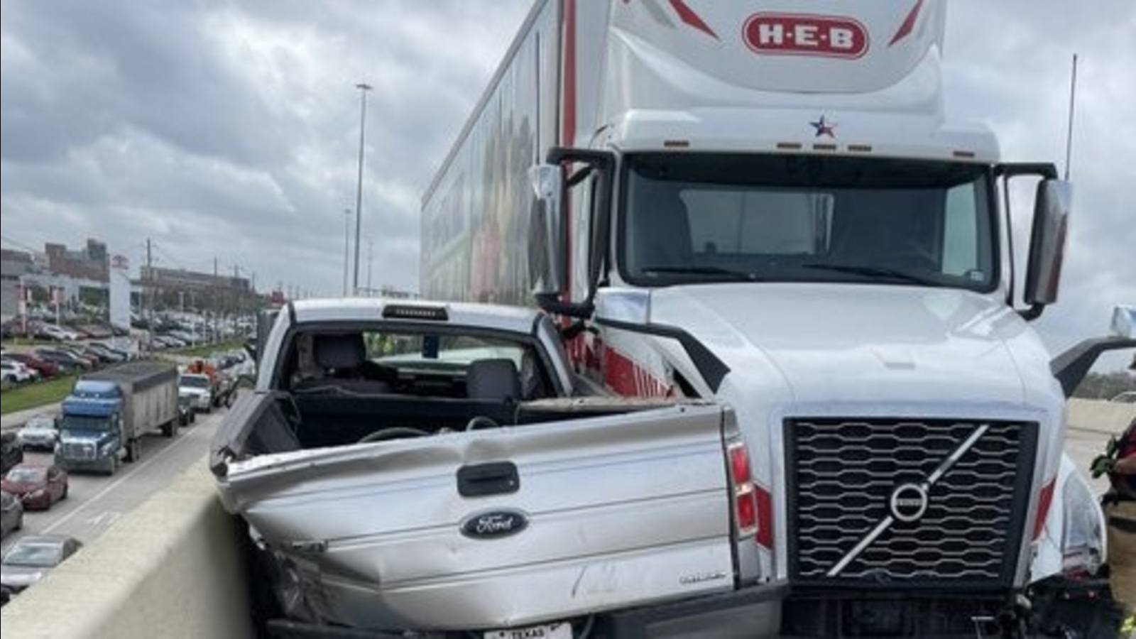 13 Alert Traffic: Multiple lanes reopened on Gulf Freeway after crash ...