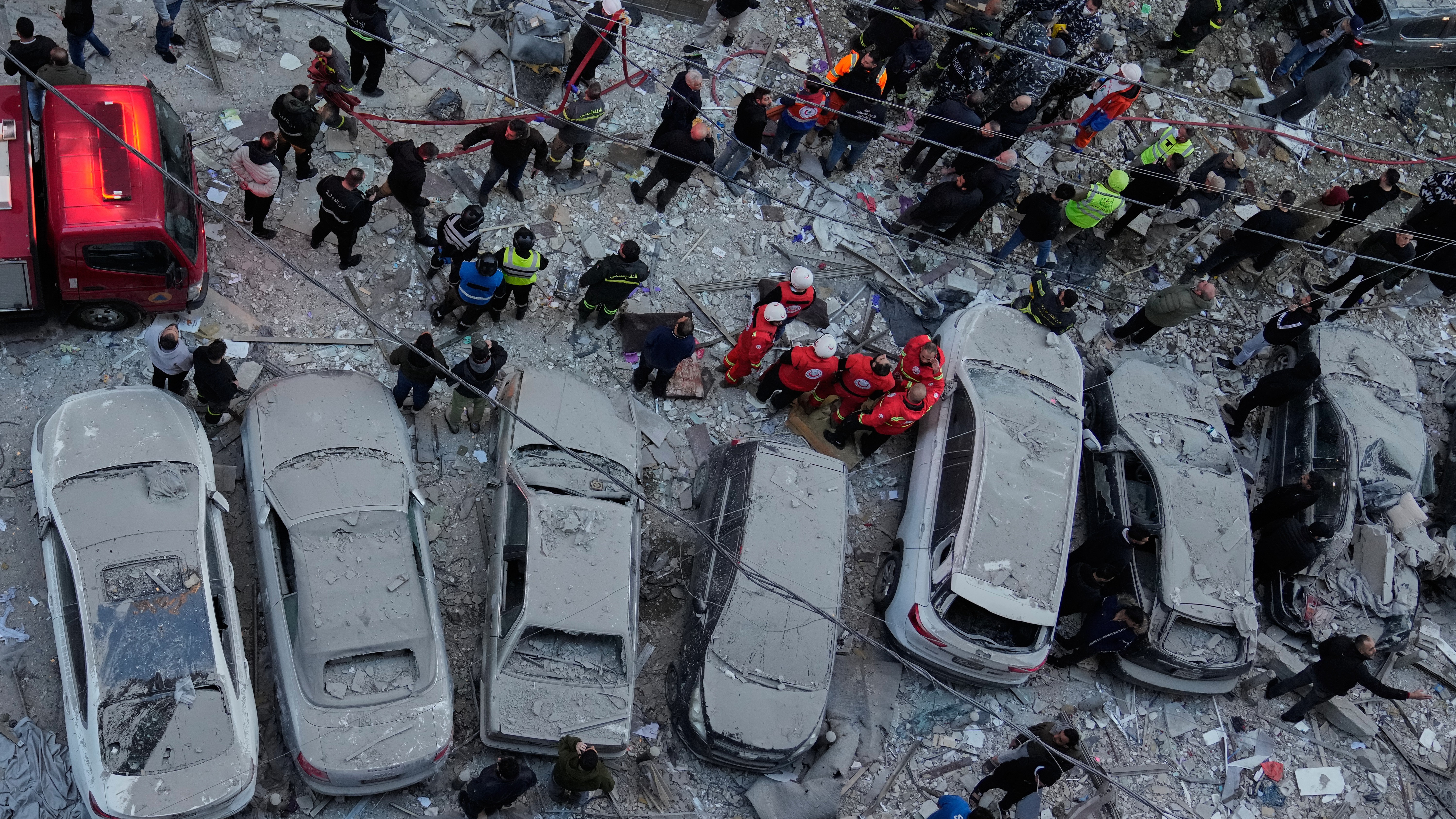 Rescatistas trabajan en el lugar donde ataques israelíes alcanzaron departamentos en Beirut, Líbano, el 11 de marzo de 2026. (AP Foto/Hussein Malla)