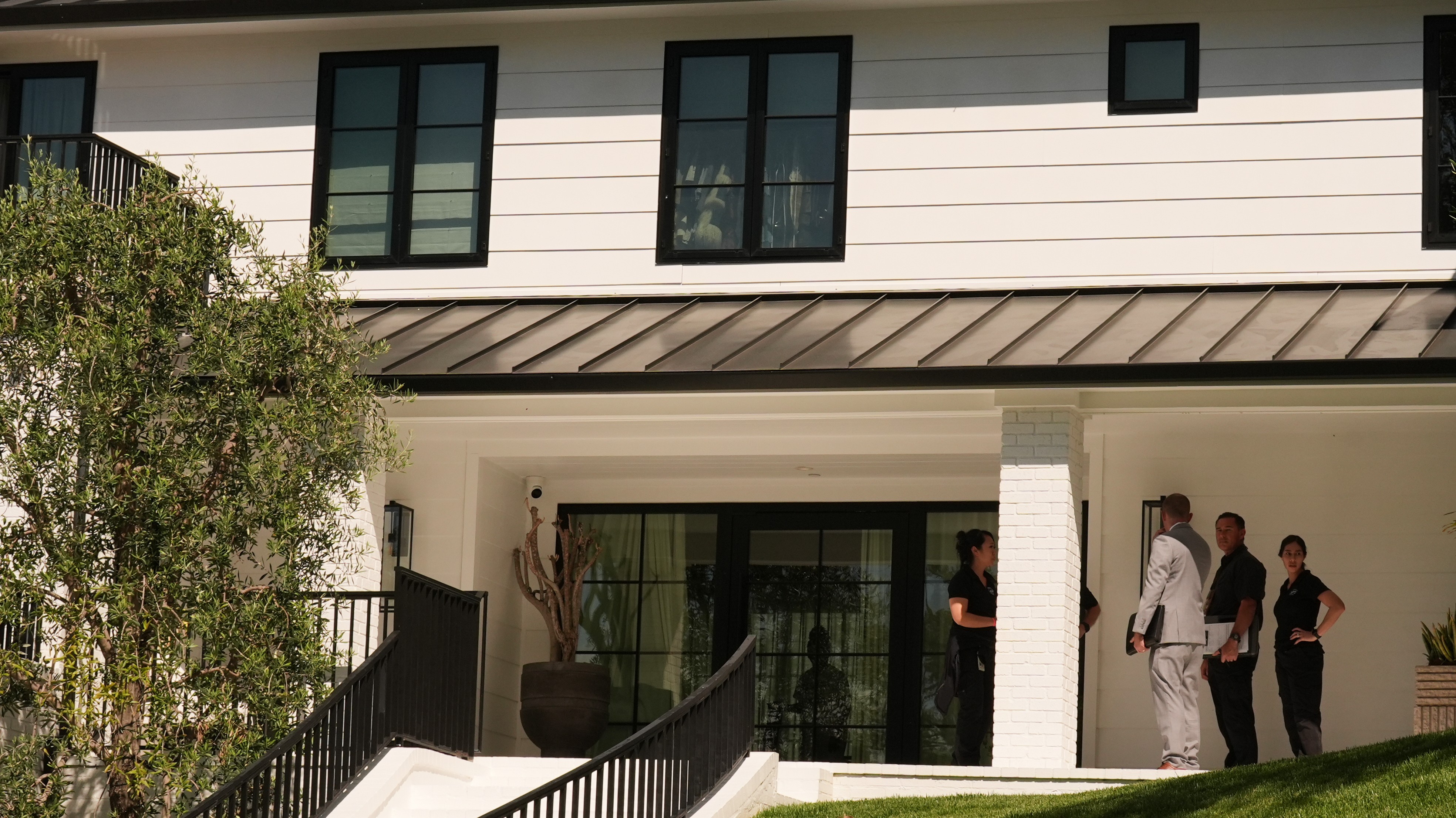 El exterior de la residencia de Rihanna se muestra el lunes 9 de marzo de 2026, en Beverly Hills, California. (Foto AP/Damian Dovarganes)