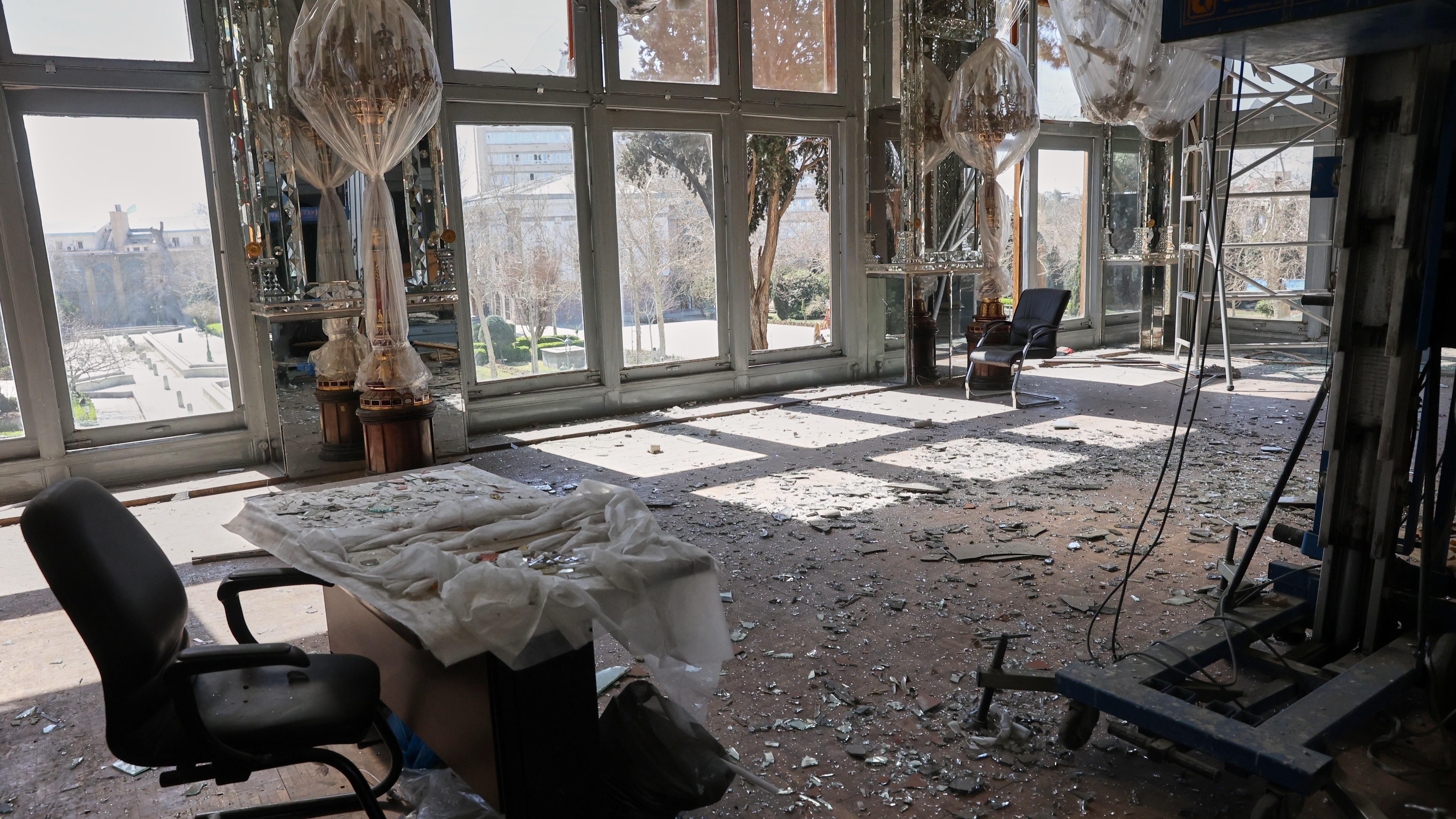 Daños causados por ataques de EEUU e Israel en Irán se ven en el palacio de Golestan, de la era Qajar, en Teherán, irán, el 3 de marzo de 2026. (ISNA via AP)