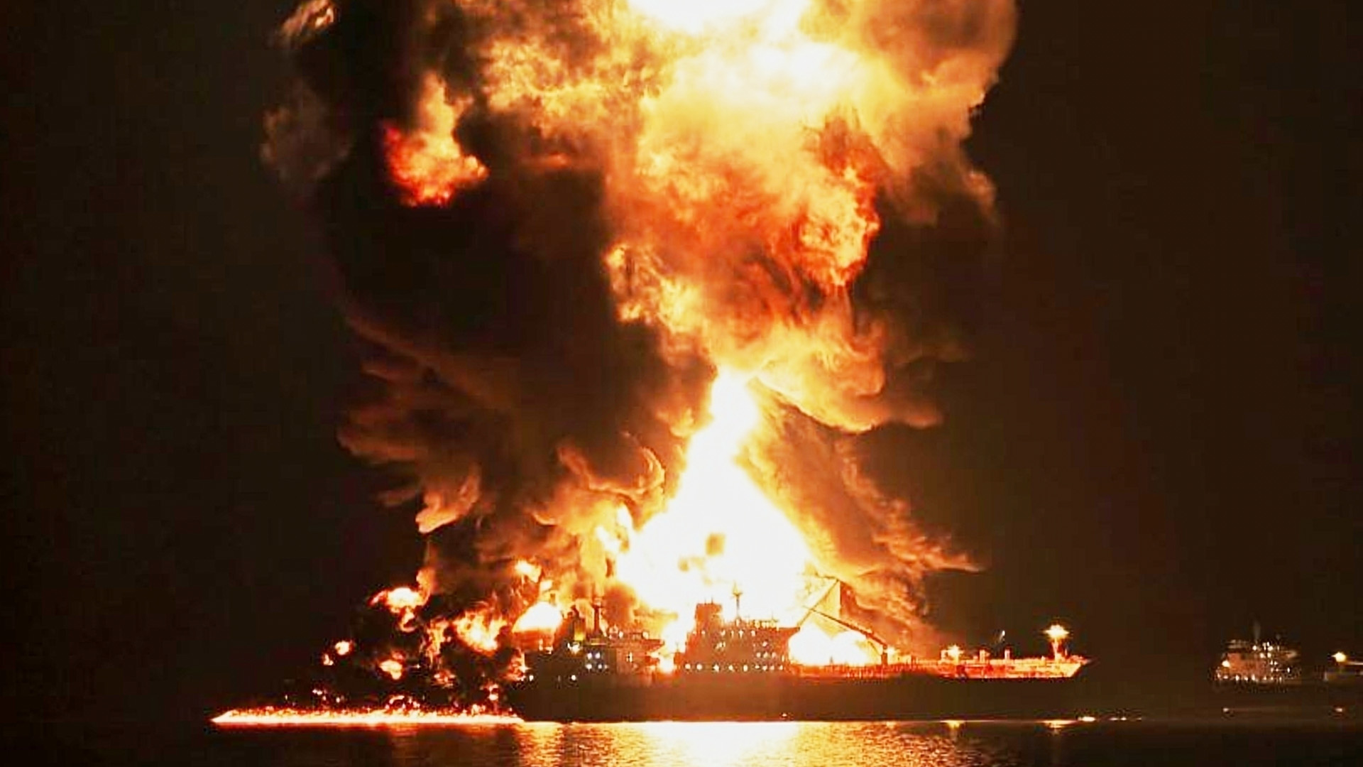 Un petrolero arde tras ser blanco de un ataque iraní en la zona de transferencia entre barcos en el puerto de Khor al-Zubair cerca de Basora, Irak, 11 de marzo de 2026. (AP Foto)