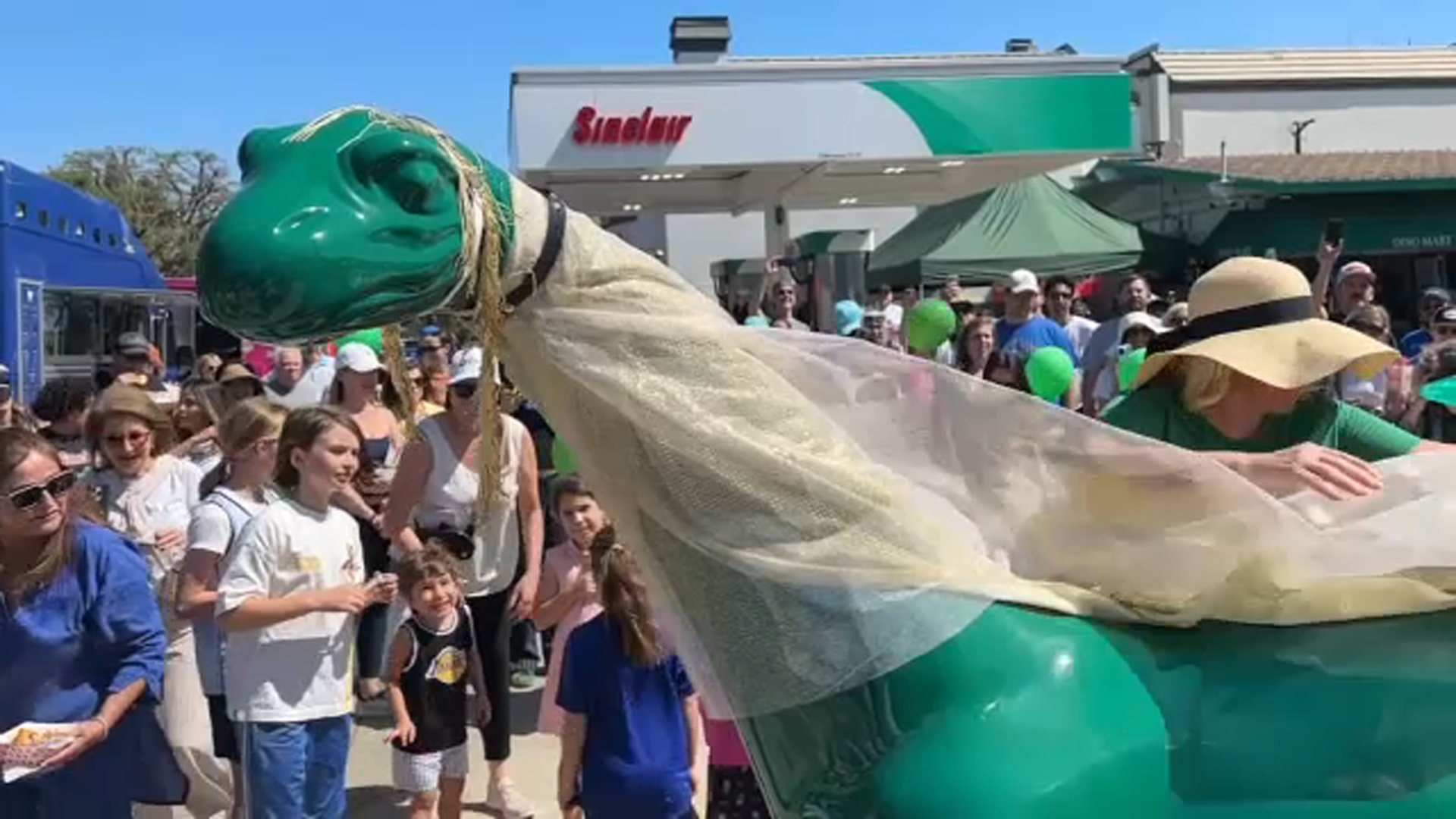 New dinosaur statue unveiled at Brentwood gas station after original was damaged in theft attempt
