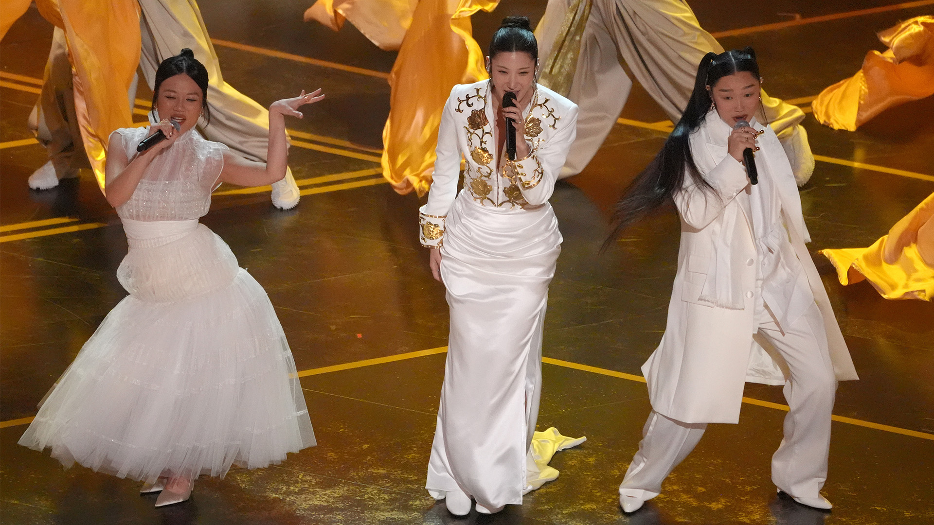 Rei Ami, da sinistra, EJAE e Audrey Nuna mentre eseguono