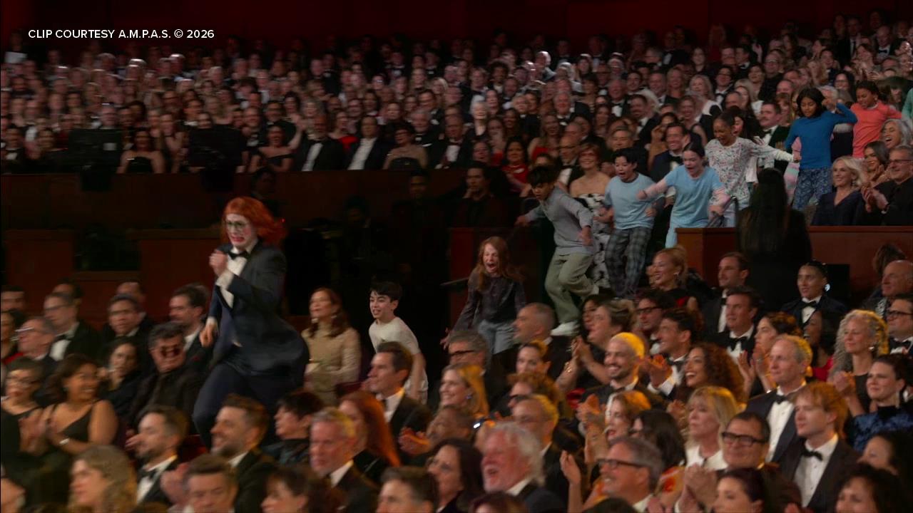 Dopo una scenetta preregistrata all'apertura della 98esima edizione degli Academy Awards, la controfigura di Conan O'Brien viene inseguita dai bambini.