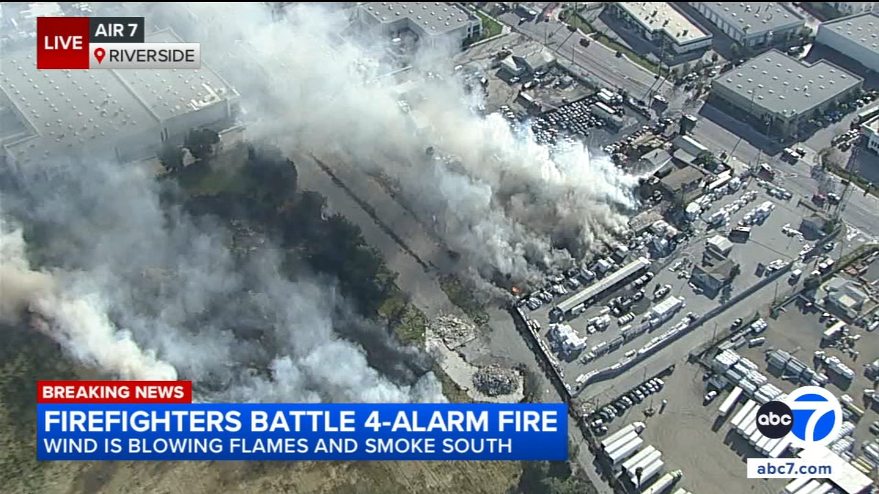 4‑alarm Riverside fire sends smoke billowing into the air, spreads to field