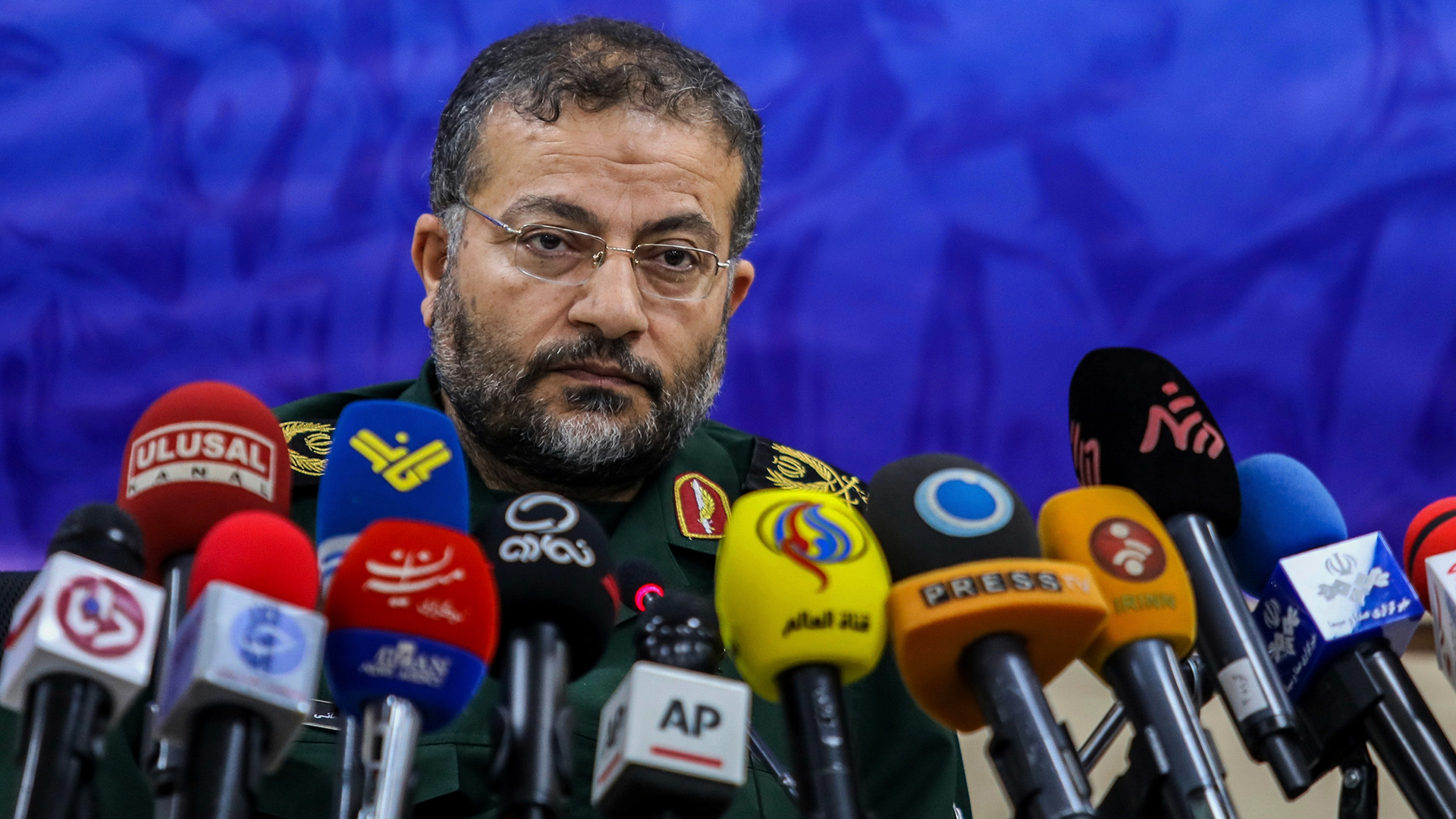 ARCHIVO - El comandante de la fuerza paramilitar Basij de Irán, el general Gholam Reza Soleimani, ofrece una conferencia de prensa en Teherán, el 18 de noviembre de 2019.